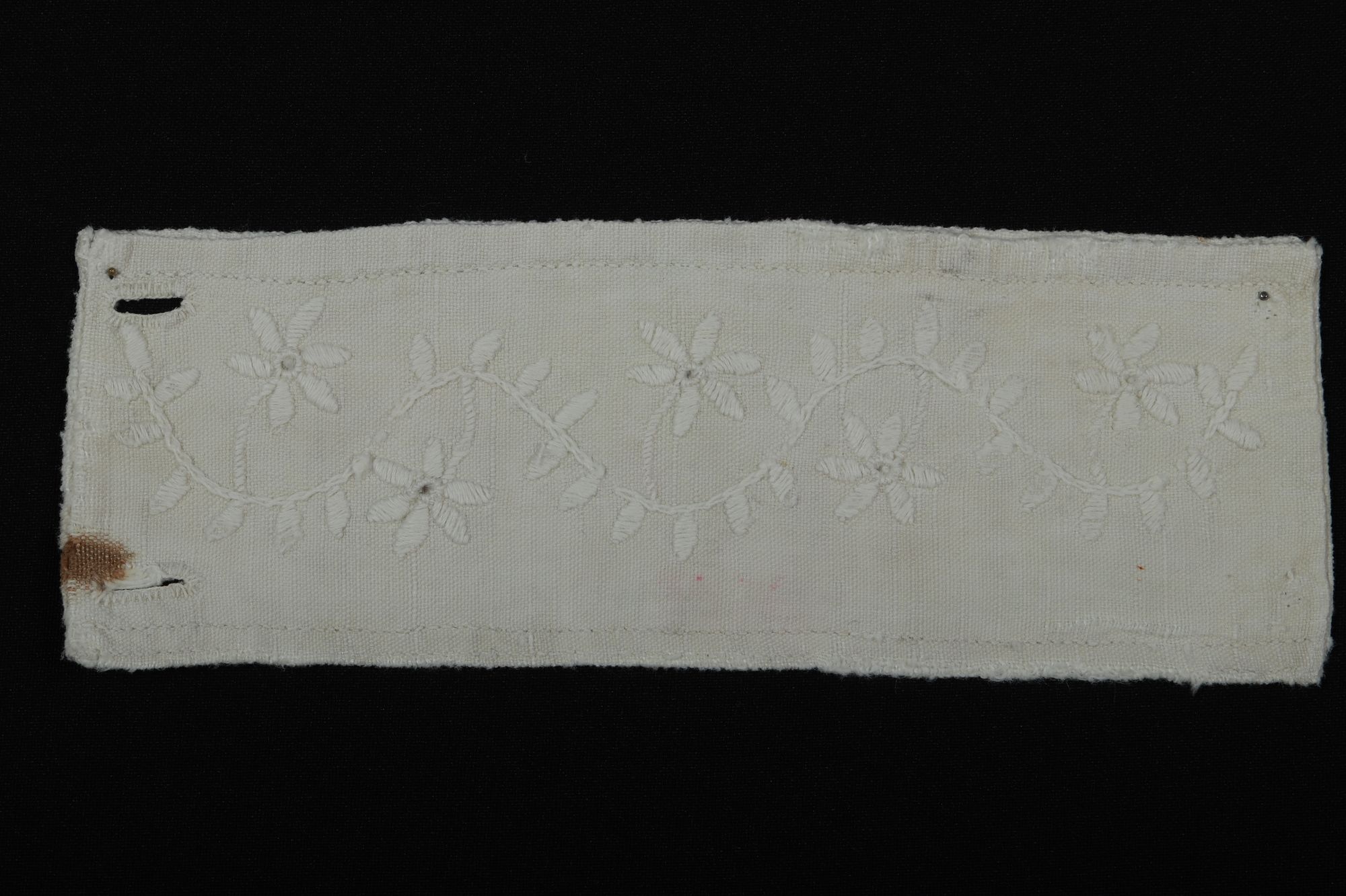 Ingkézelő népies fehér hímzéssel (Rippl-Rónai Múzeum CC BY-NC-SA)