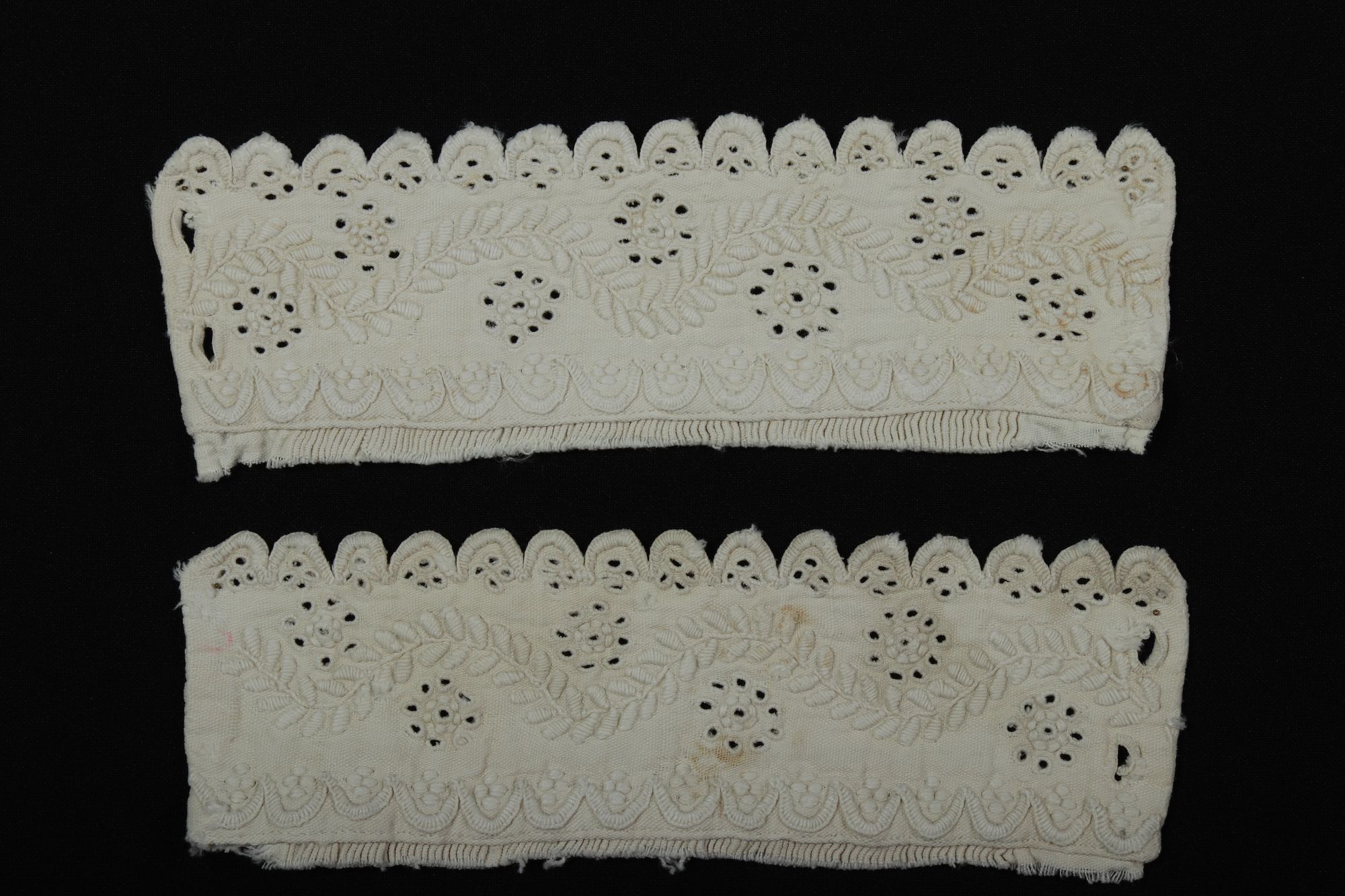 Ingkézelő népies fehér hímzéssel (Rippl-Rónai Múzeum CC BY-NC-SA)