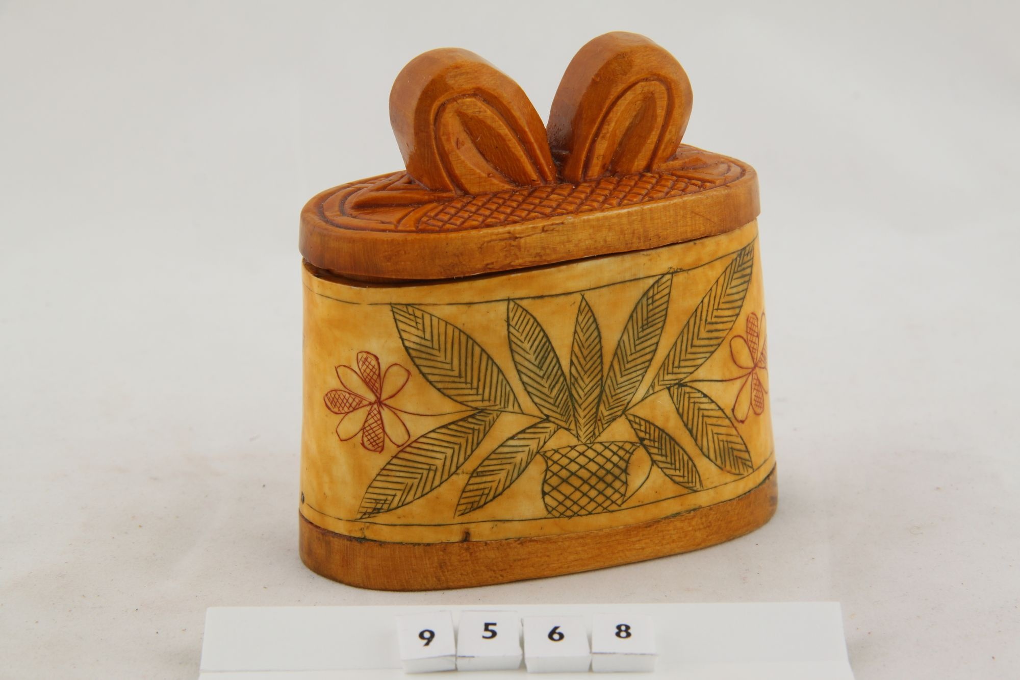 Faragott sótartó fából (Rippl-Rónai Múzeum CC BY-NC-SA)