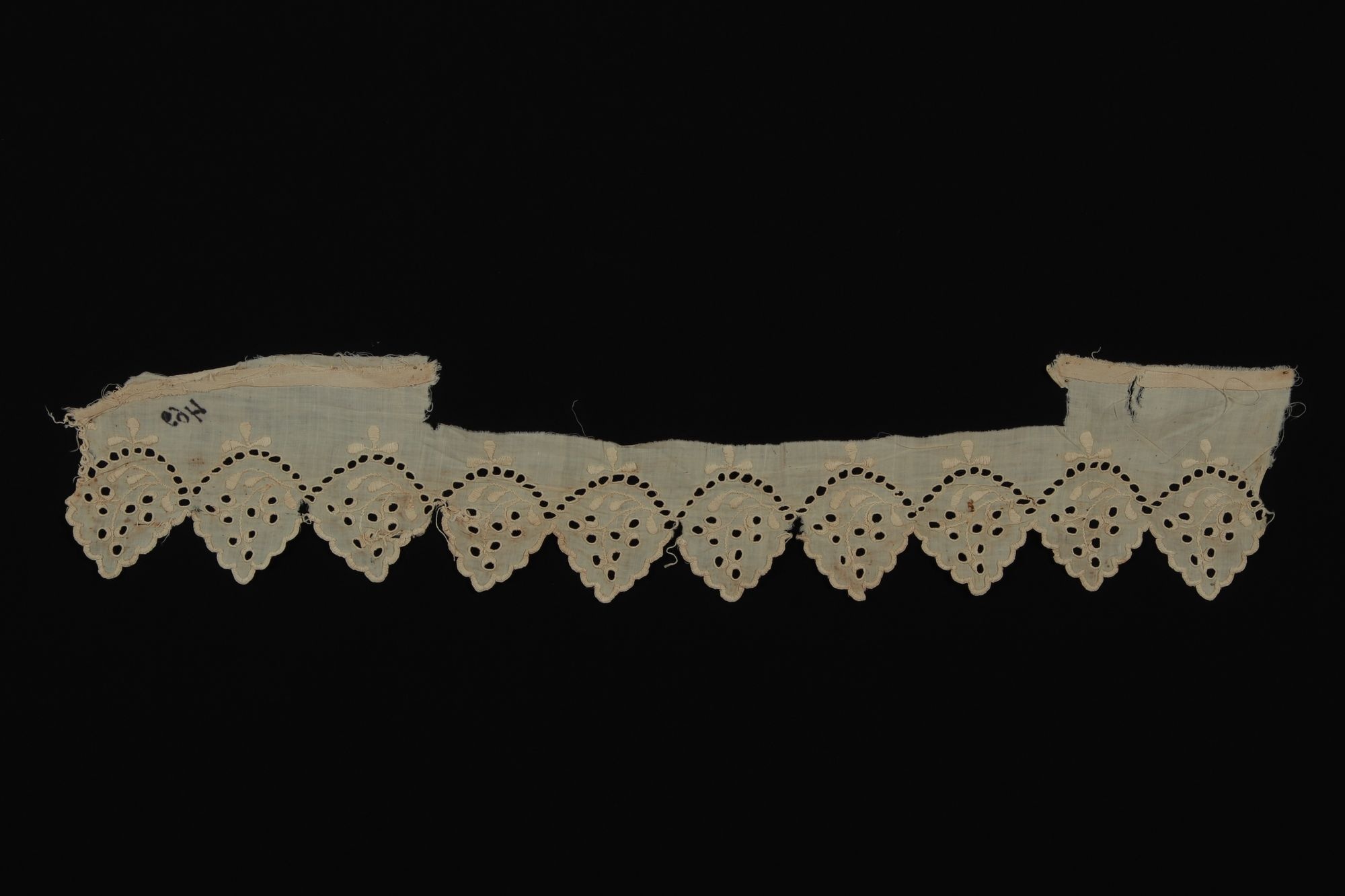 Félsarku  kendő (Rippl-Rónai Múzeum CC BY-NC-SA)