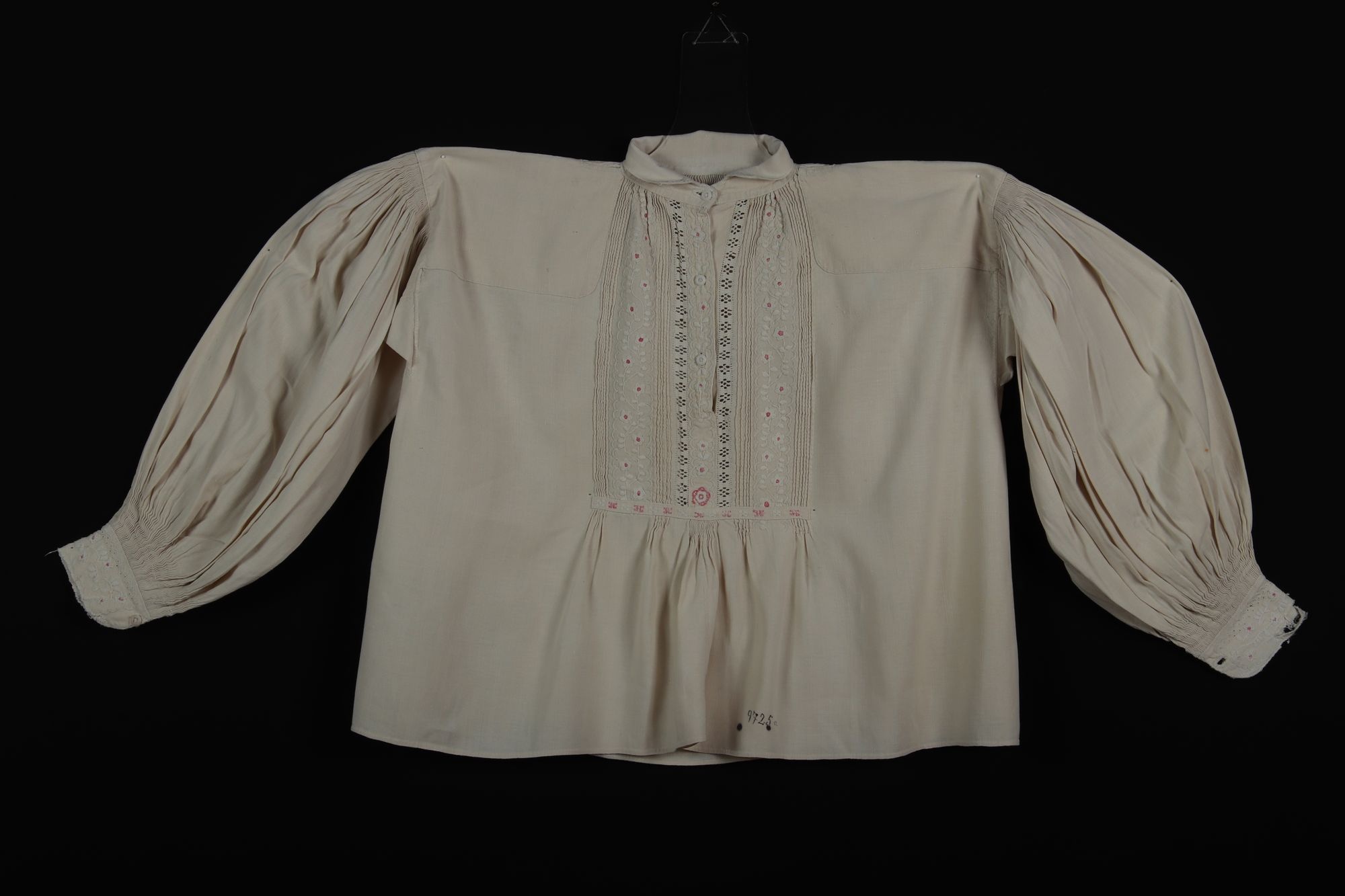 Férfi ing, hímzett mellű (Rippl-Rónai Múzeum CC BY-NC-SA)