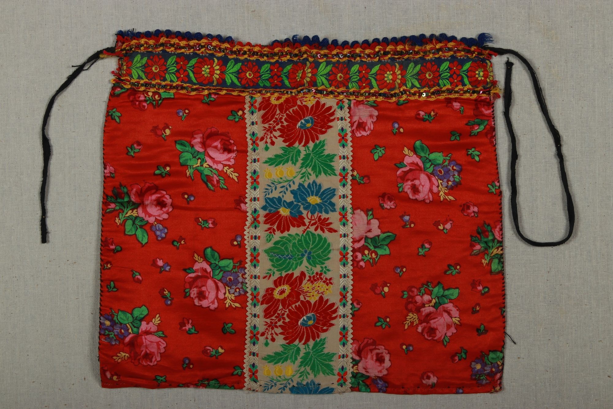 Kötényke, tarisznya (piros selyem) (Rippl-Rónai Múzeum CC BY-NC-SA)