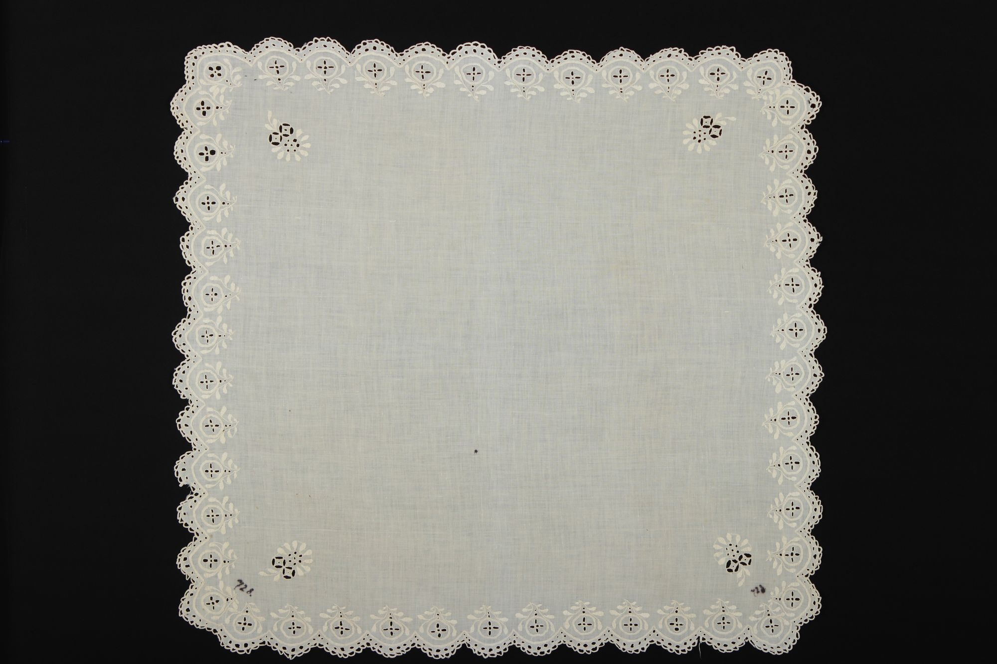 Hímzett zsebkendő (Rippl-Rónai Múzeum CC BY-NC-SA)