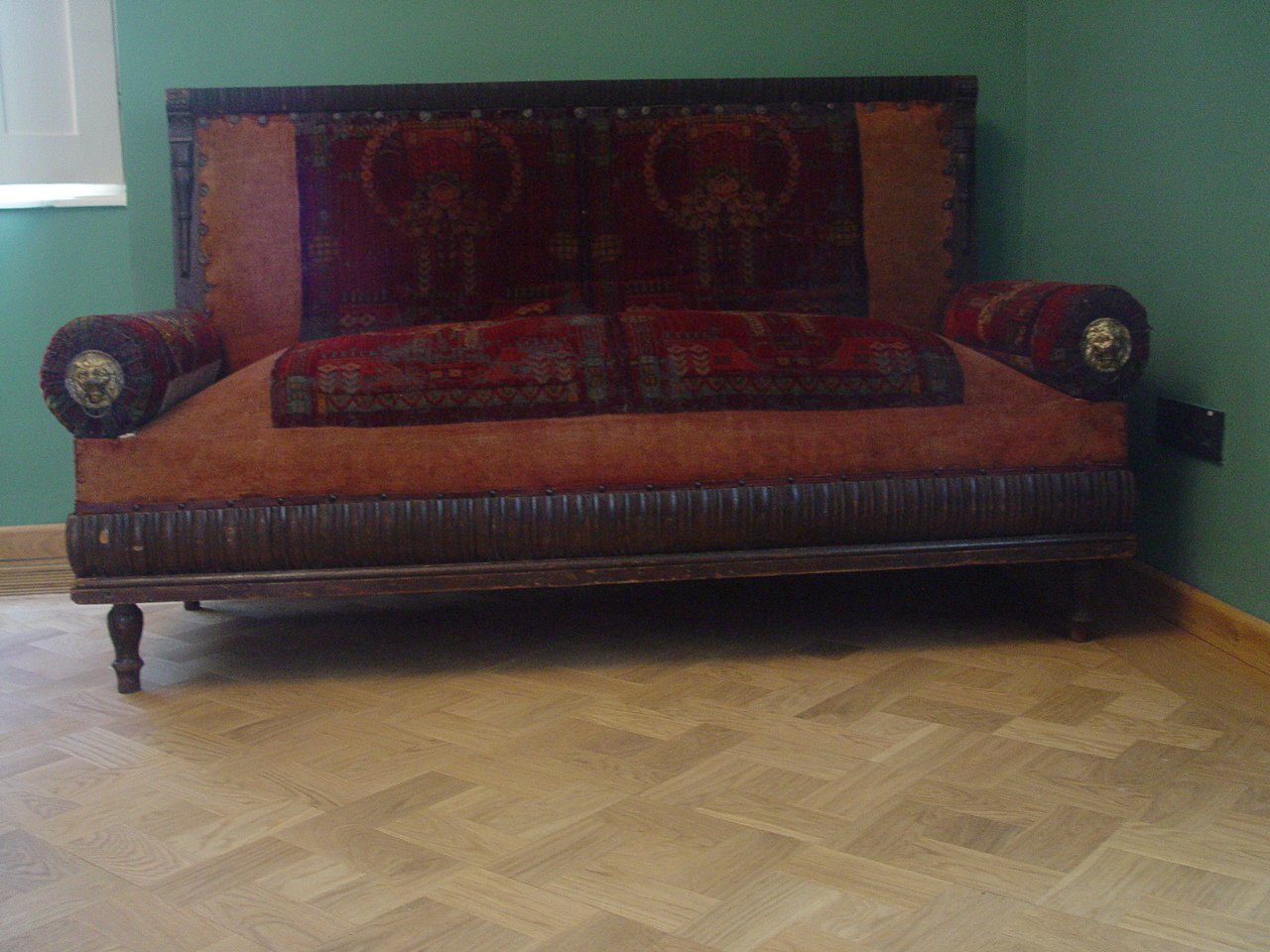 kanapé (Paksi Városi Múzeum - Paksi Képtár CC BY-NC-SA)