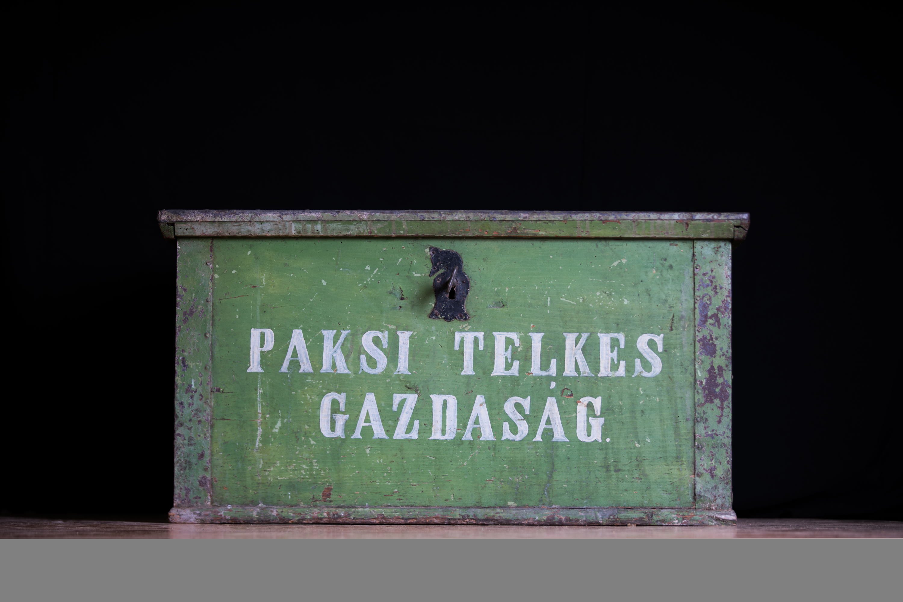 láda (Paksi Városi Múzeum - Paksi Képtár CC BY-NC-SA)