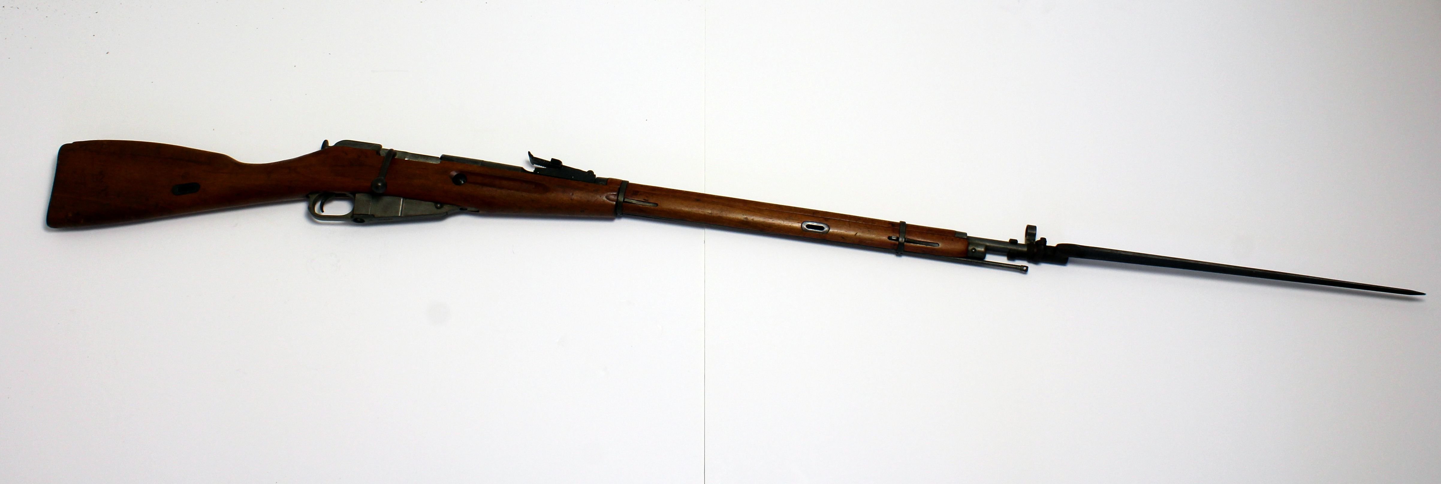 MOSZIN-NAGANT típusú orosz-szovjet hátultöltő, zárdugattyús ismétlőpuska. 1891-ben kezdték el gyártani, majd 1930-ban átalakították a tömegg (Paksi Városi Múzeum - Paksi Képtár CC BY-NC-SA)