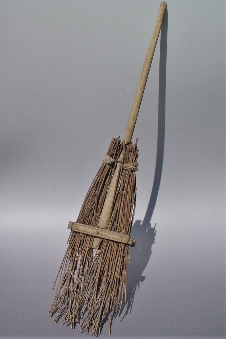 seprű (Paksi Városi Múzeum - Paksi Képtár CC BY-NC-SA)