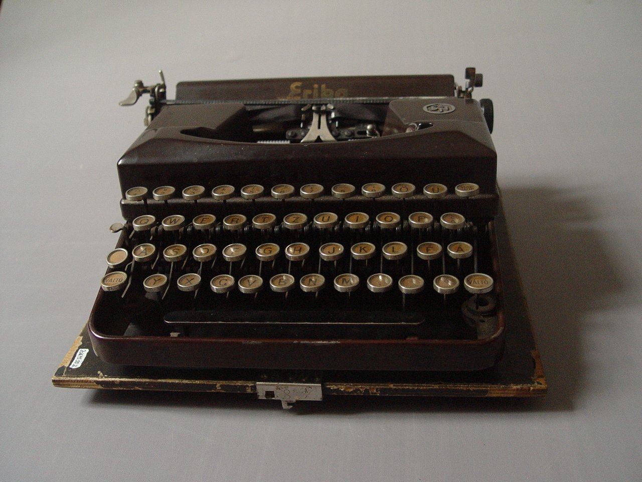 írógép (Paksi Városi Múzeum - Paksi Képtár CC BY-NC-SA)