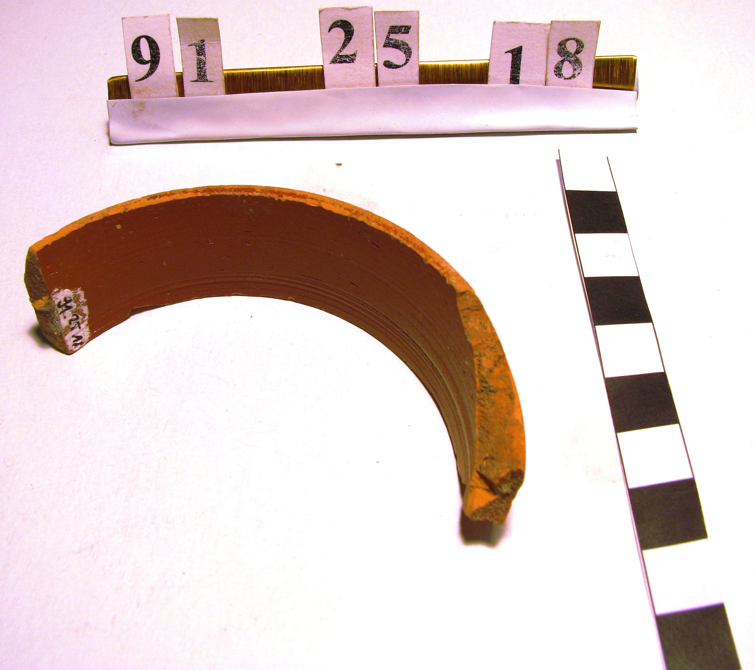 Terra sigillata töredék PVM.R.91.25.18. (fotó) (Paksi Városi Múzeum - Paksi Képtár CC BY-NC-SA)