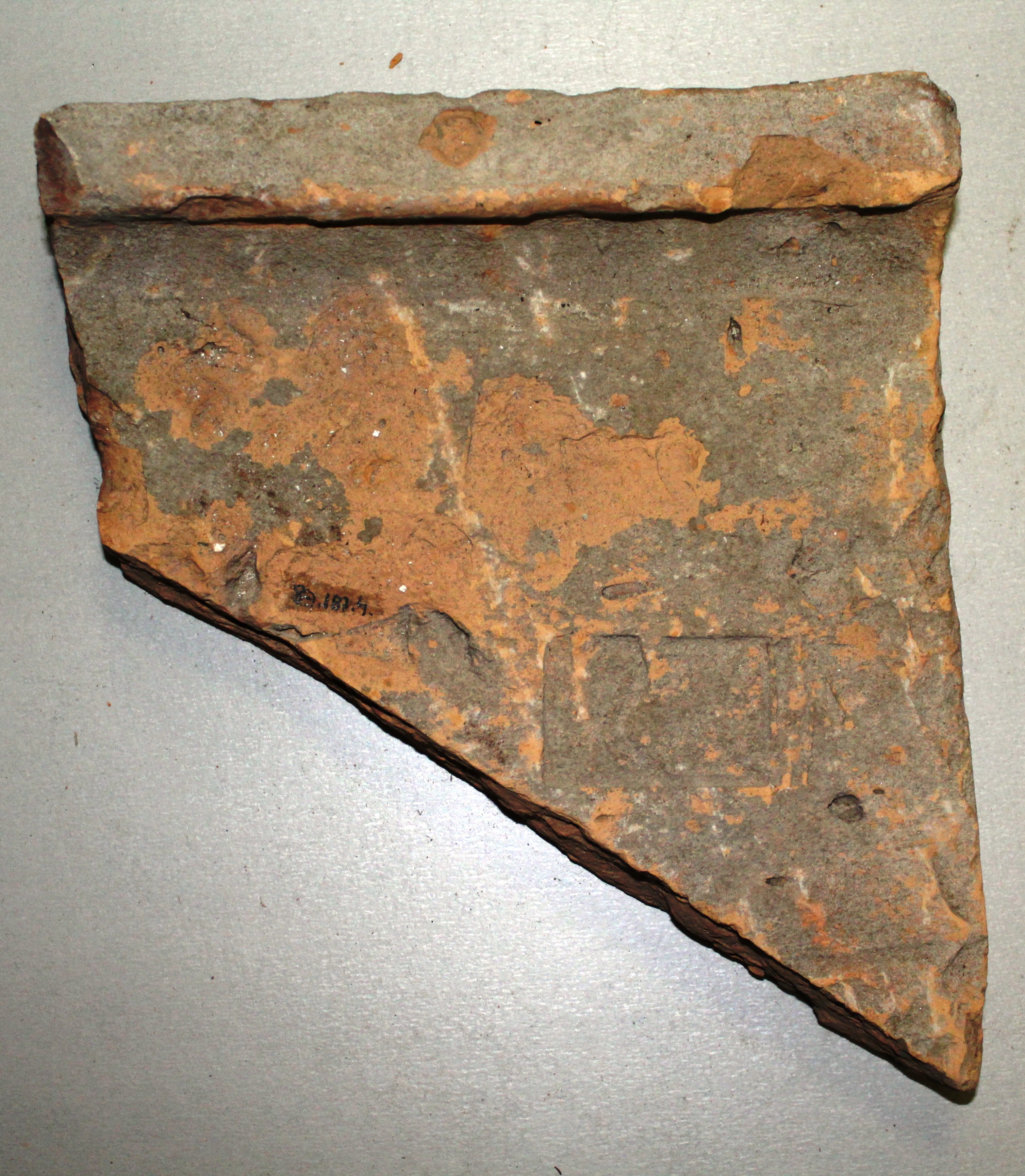 Bélyeges tégla töredéke PVM.R.89.187.4 (fotó) (Paksi Városi Múzeum - Paksi Képtár CC BY-NC-SA)