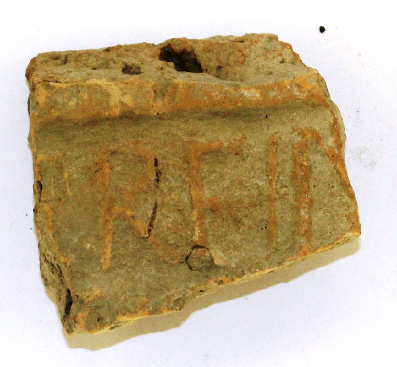 Bélyeges tégla töredéke PVM.R.89.263.2. (Paksi Városi Múzeum - Paksi Képtár CC BY-NC-SA)