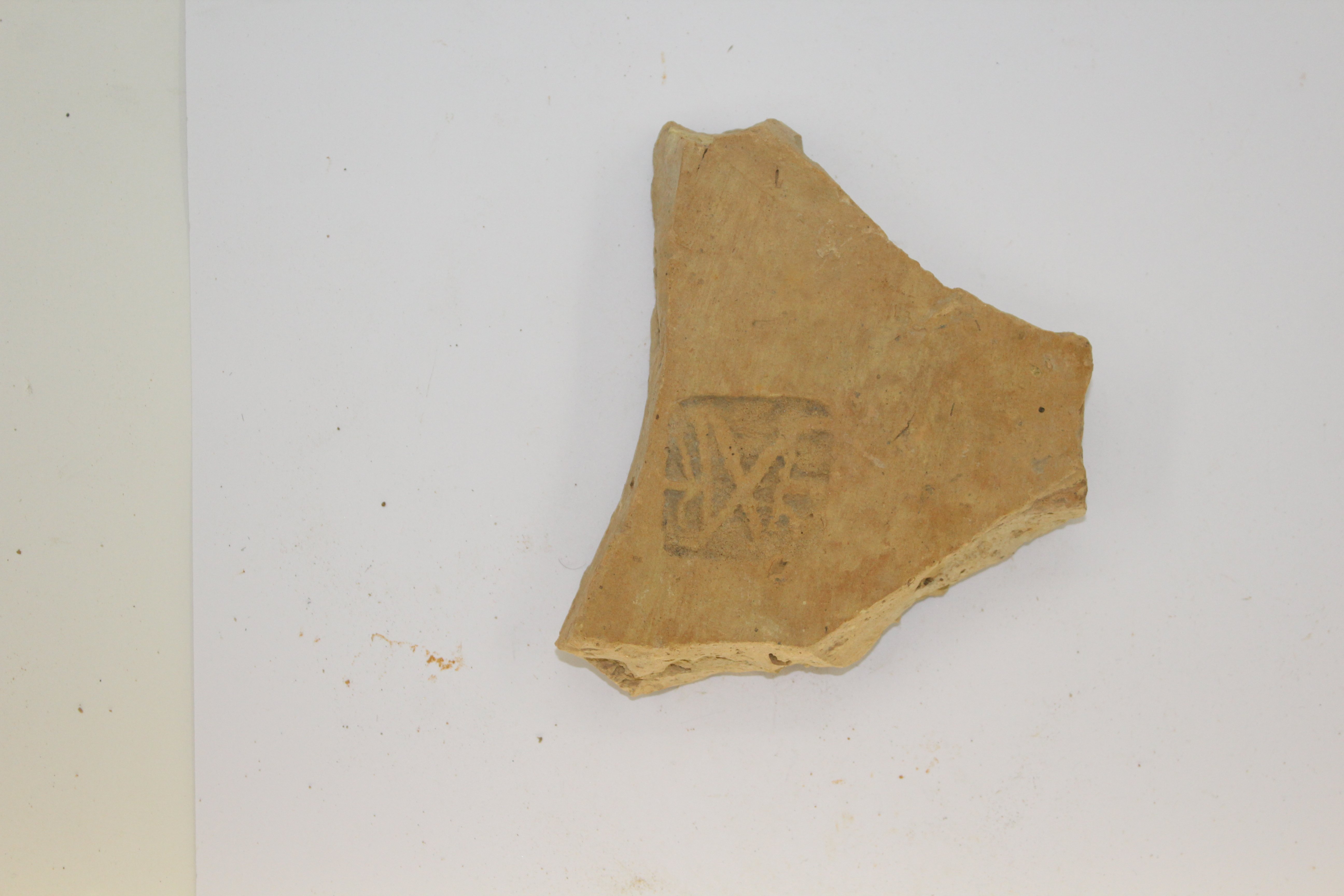 Bélyeges tégla töredéke PVM.R.89.314.1. (fotó) (Paksi Városi Múzeum - Paksi Képtár CC BY-NC-SA)
