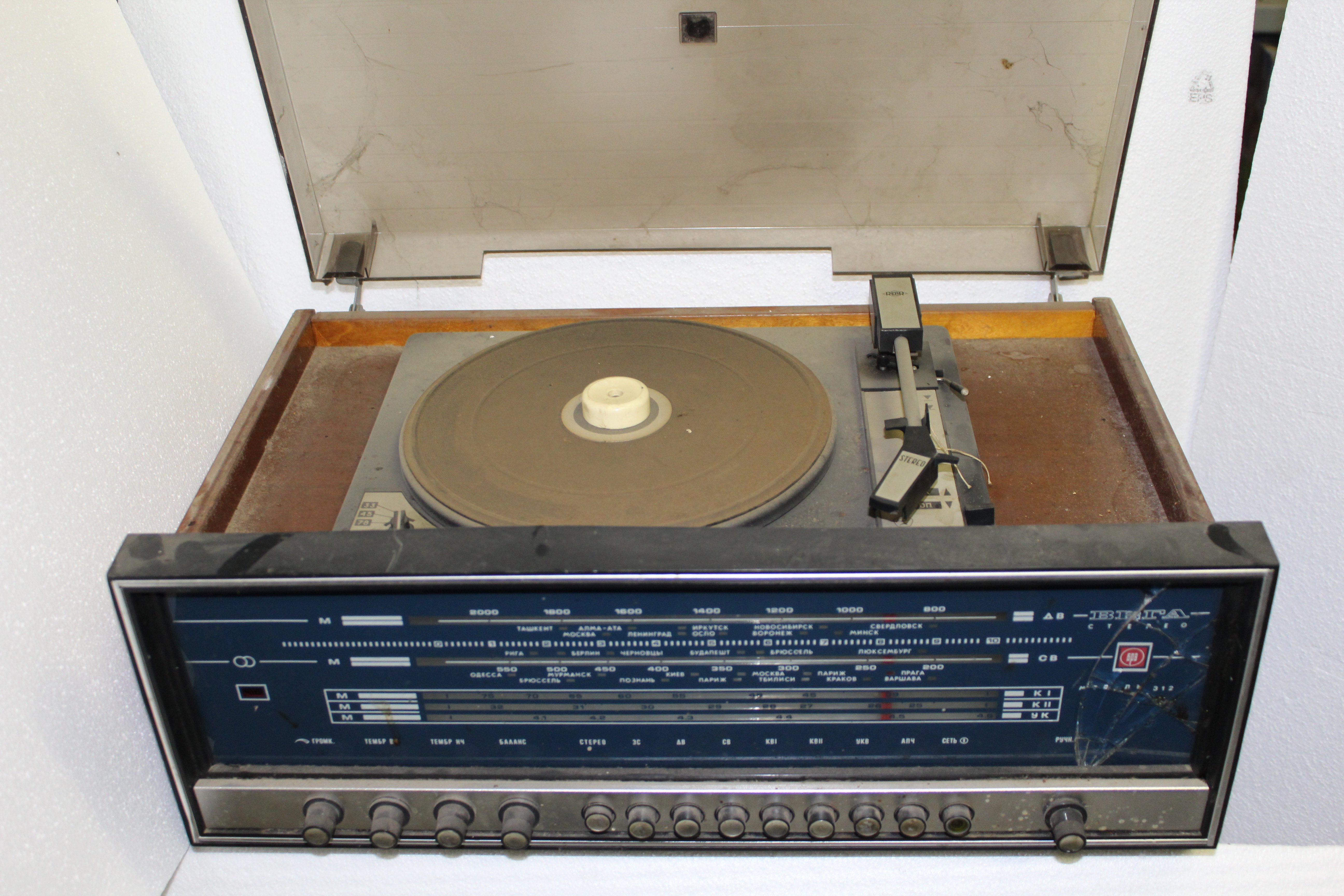 Vega 312 típusú asztali, rádiós lemezjátszó (Paksi Városi Múzeum - Paksi Képtár CC BY-NC-SA)