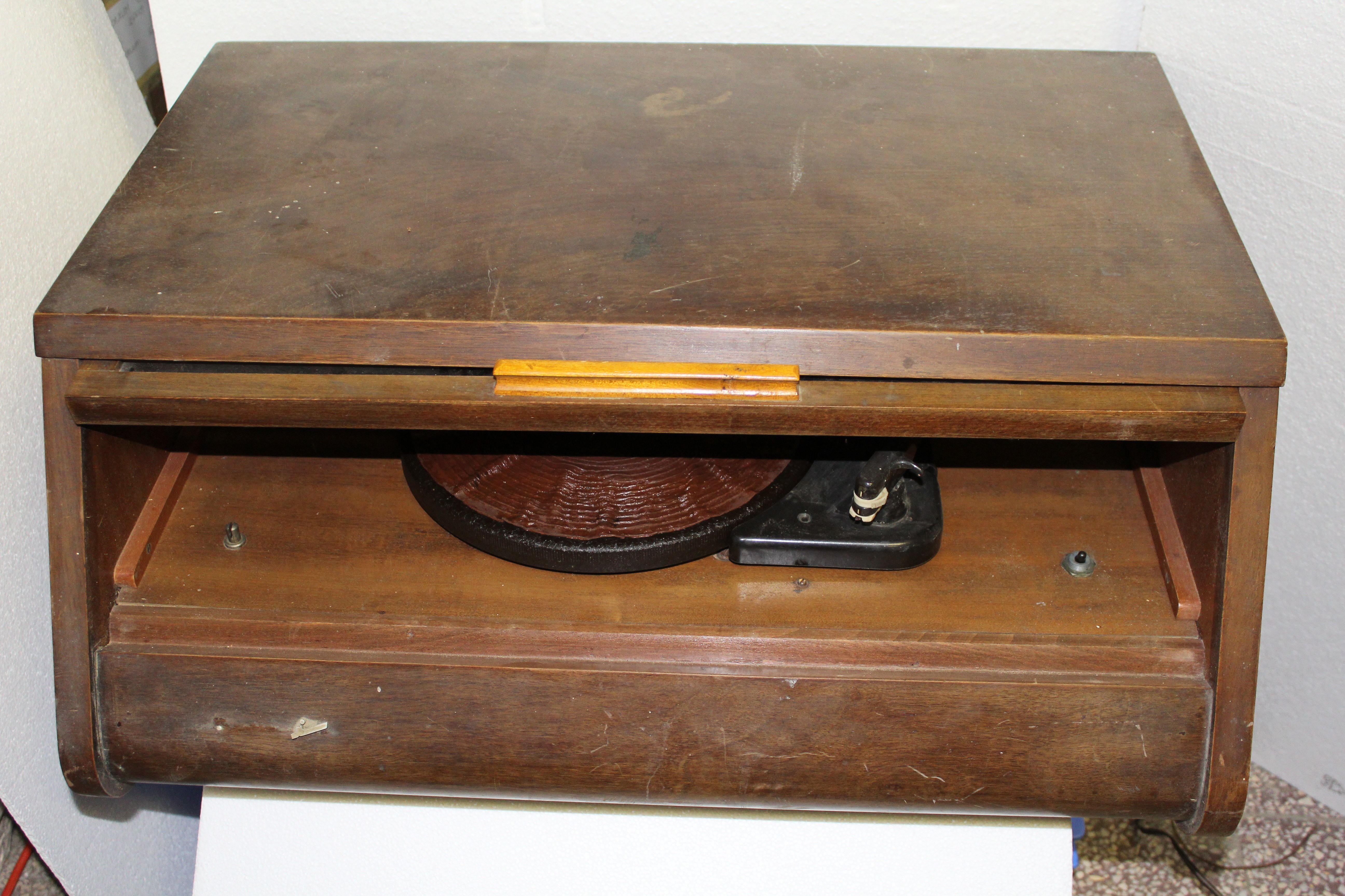 Asztali lemezjátszó (Paksi Városi Múzeum - Paksi Képtár CC BY-NC-SA)