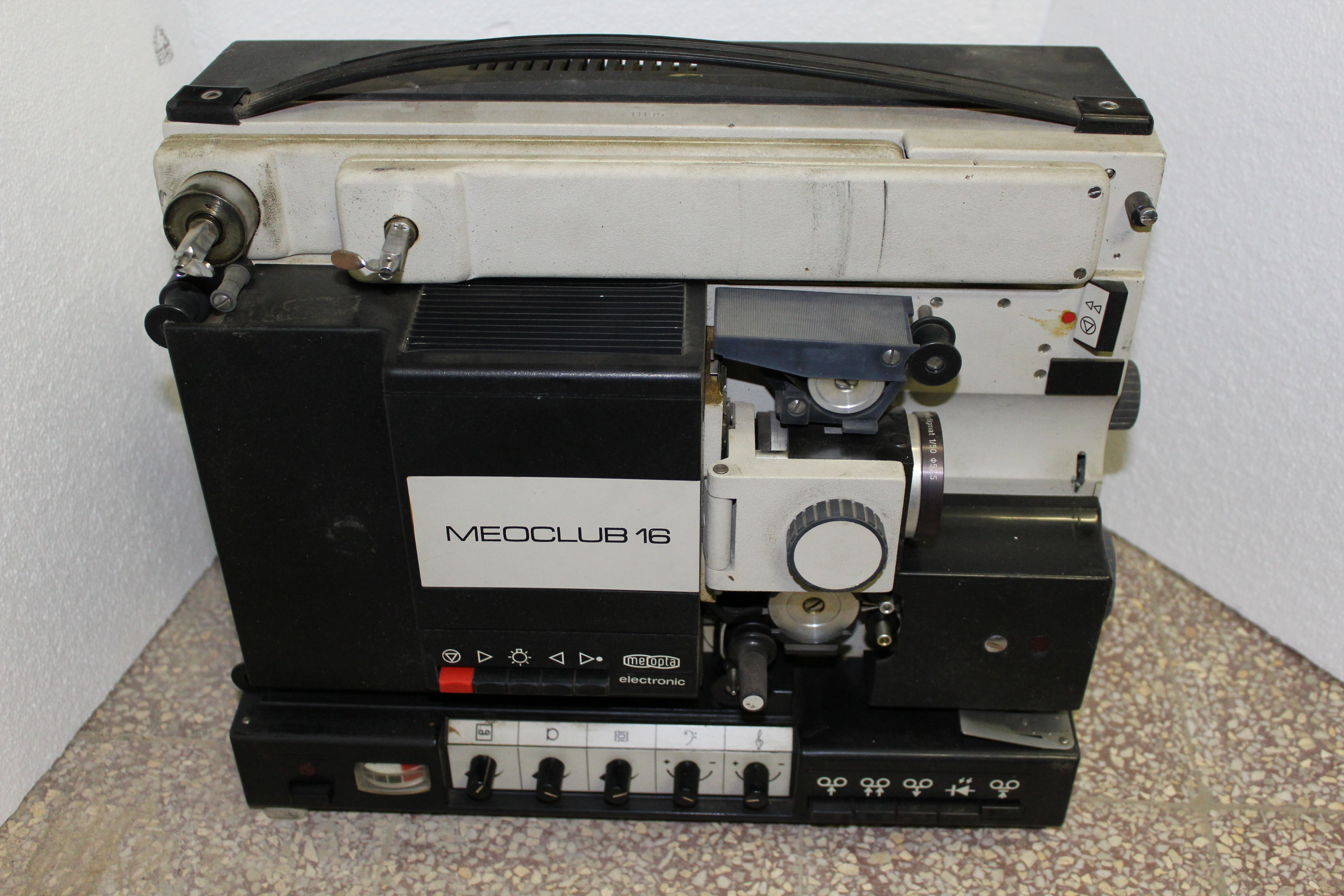 Electronic Meoclub 16 típusú hordozható filmvetítő (Paksi Városi Múzeum - Paksi Képtár CC BY-NC-SA)