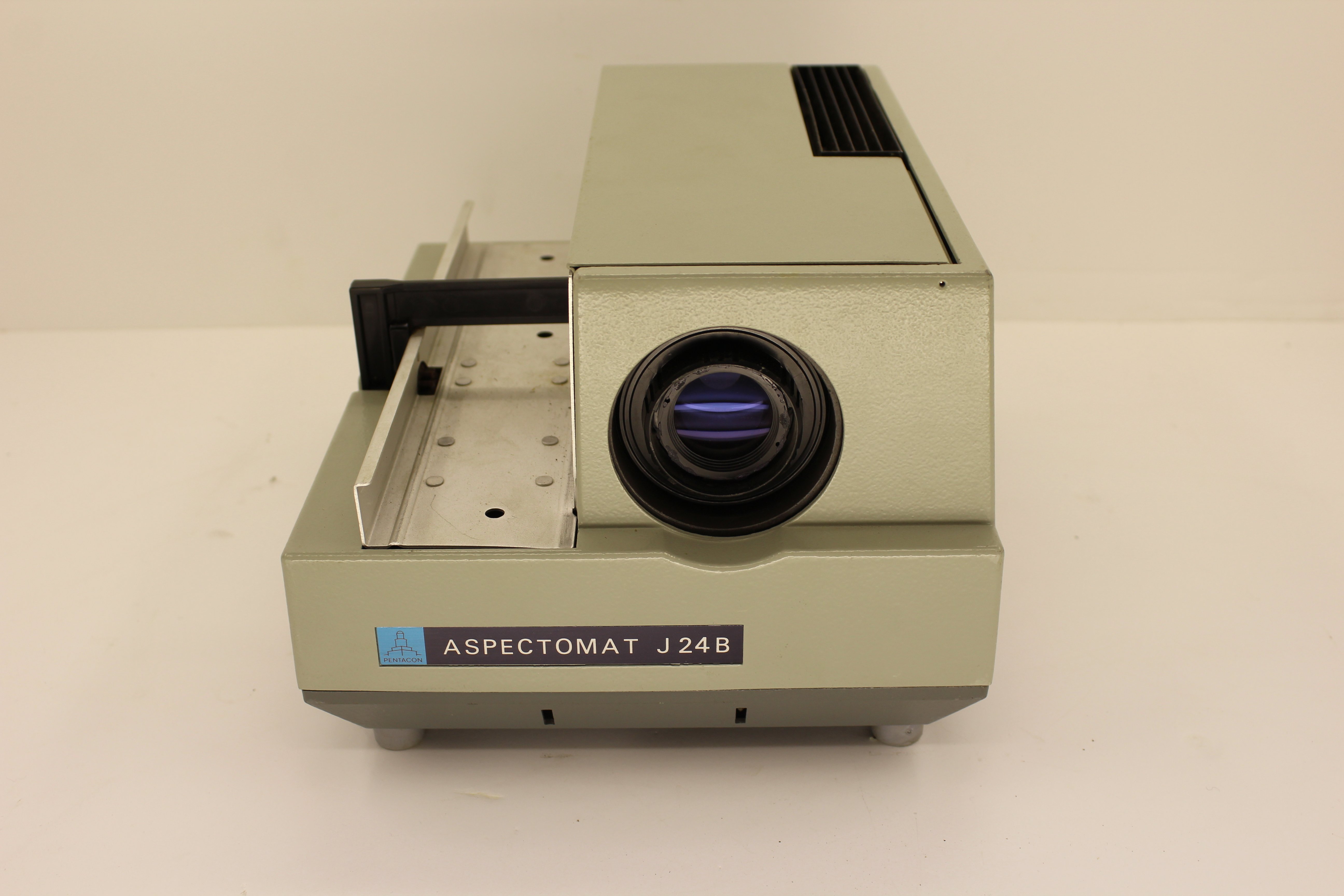 Aspectomat J24B típusú diavetítő, dobozában. (Paksi Városi Múzeum - Paksi Képtár CC BY-NC-SA)
