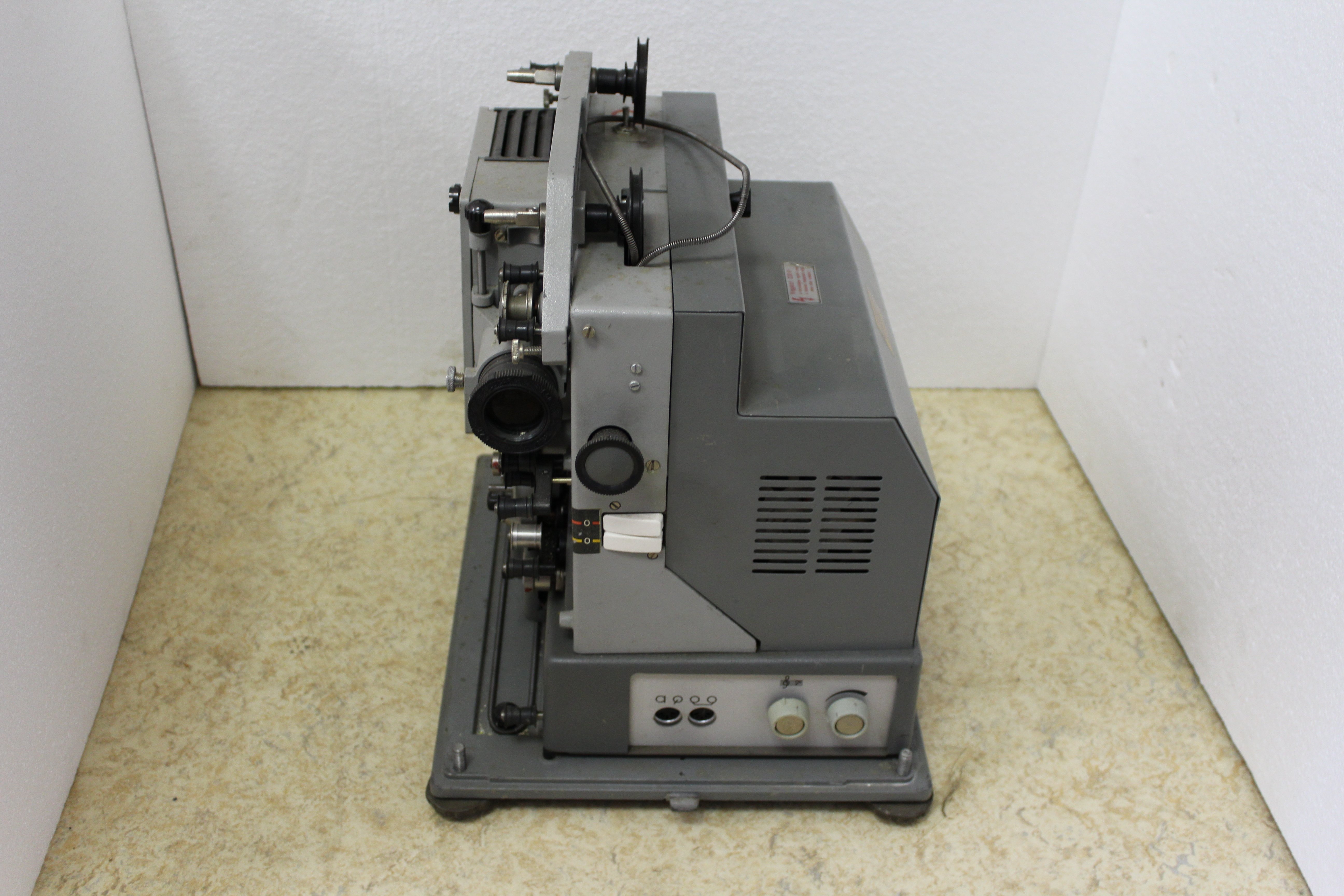 prexer típusú hordozható filmvetítő gép (Paksi Városi Múzeum - Paksi Képtár CC BY-NC-SA)