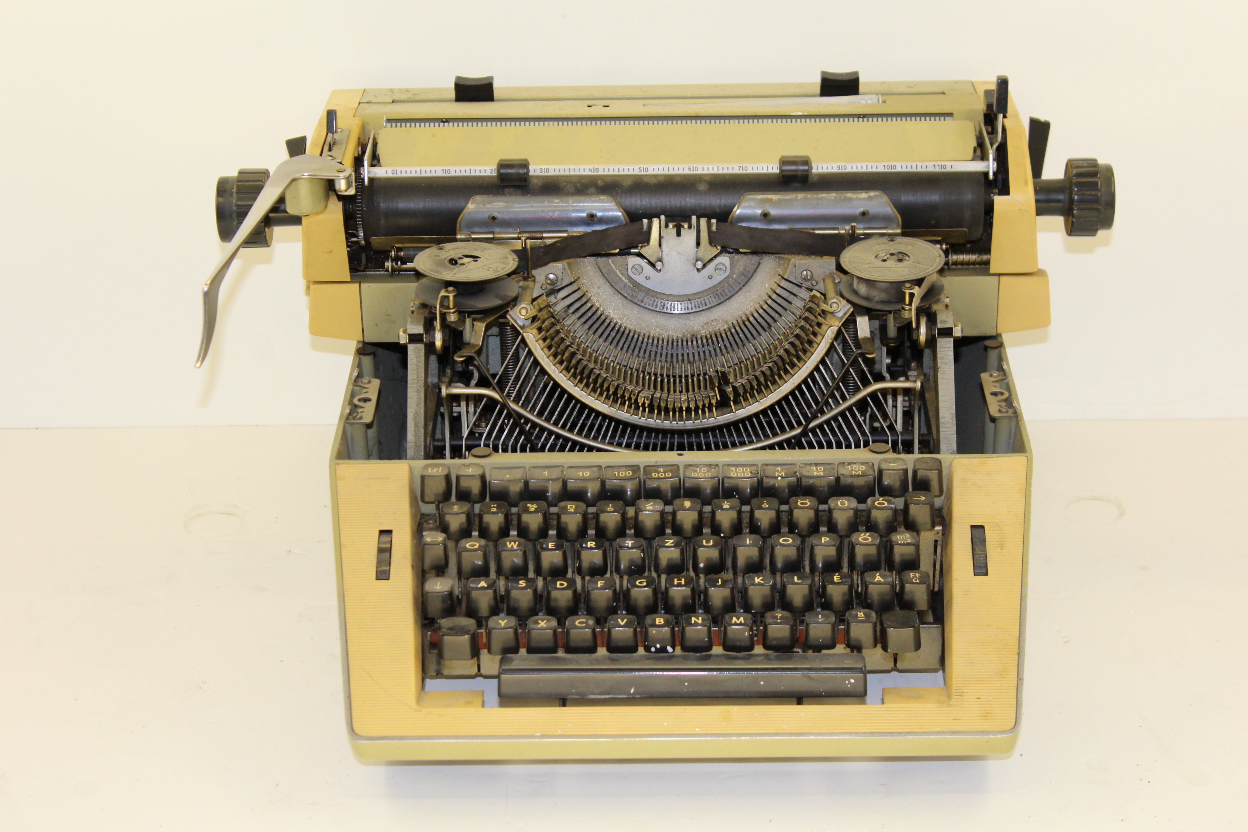 Optima M16 írógép (Paksi Városi Múzeum - Paksi Képtár CC BY-NC-SA)