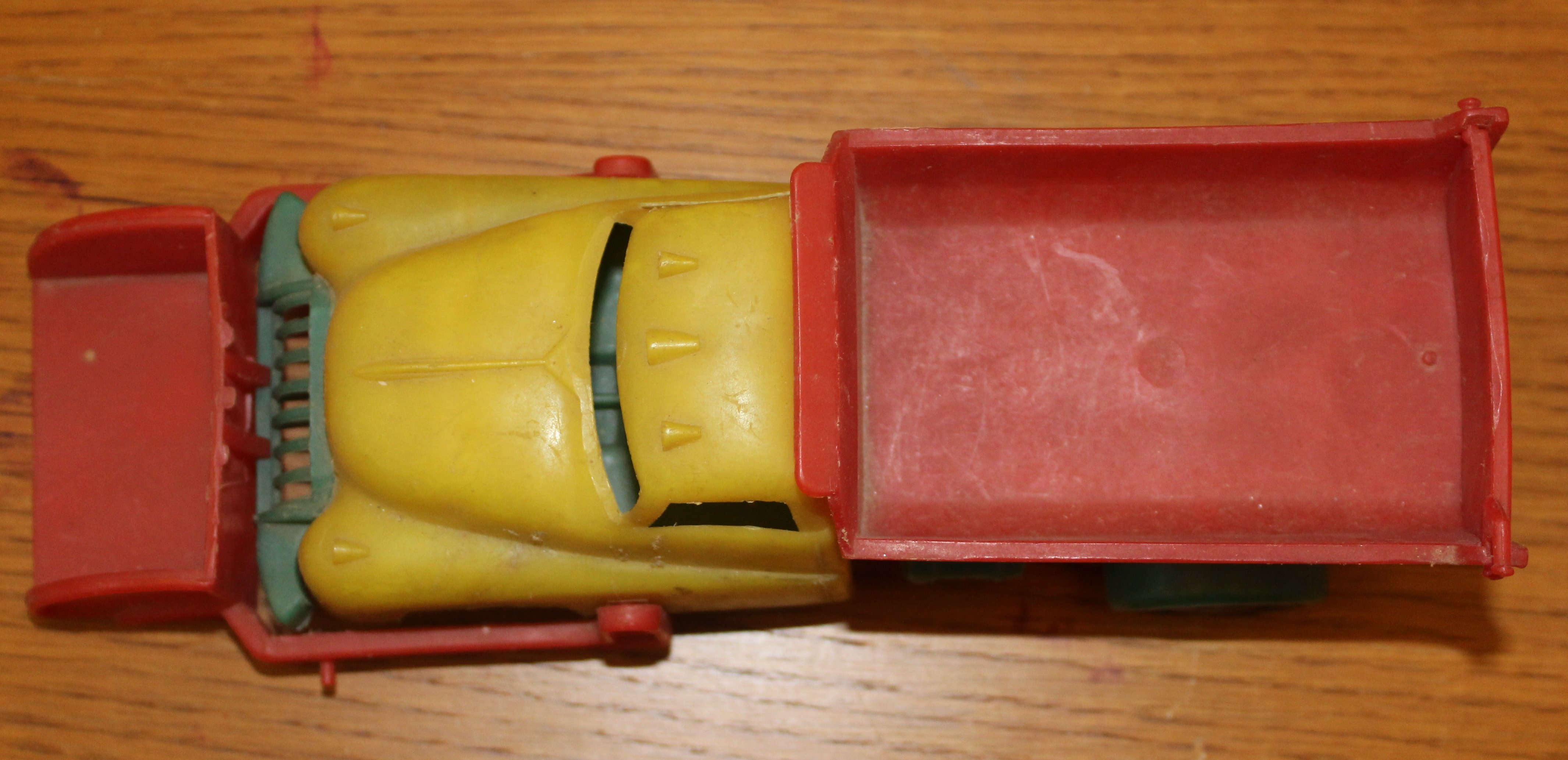 dömper játékautó (Paksi Városi Múzeum - Paksi Képtár CC BY-NC-SA)