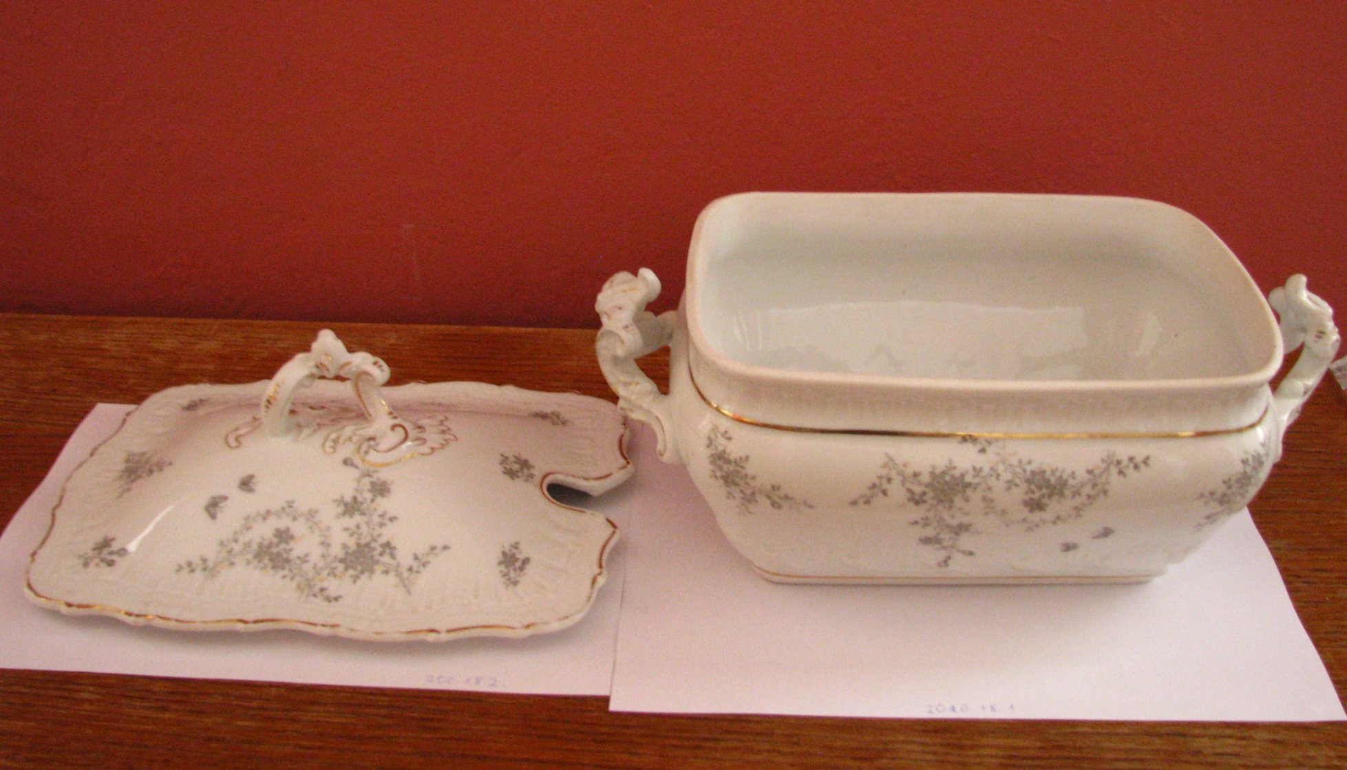 porcelán tál (Paksi Városi Múzeum - Paksi Képtár CC BY-NC-SA)