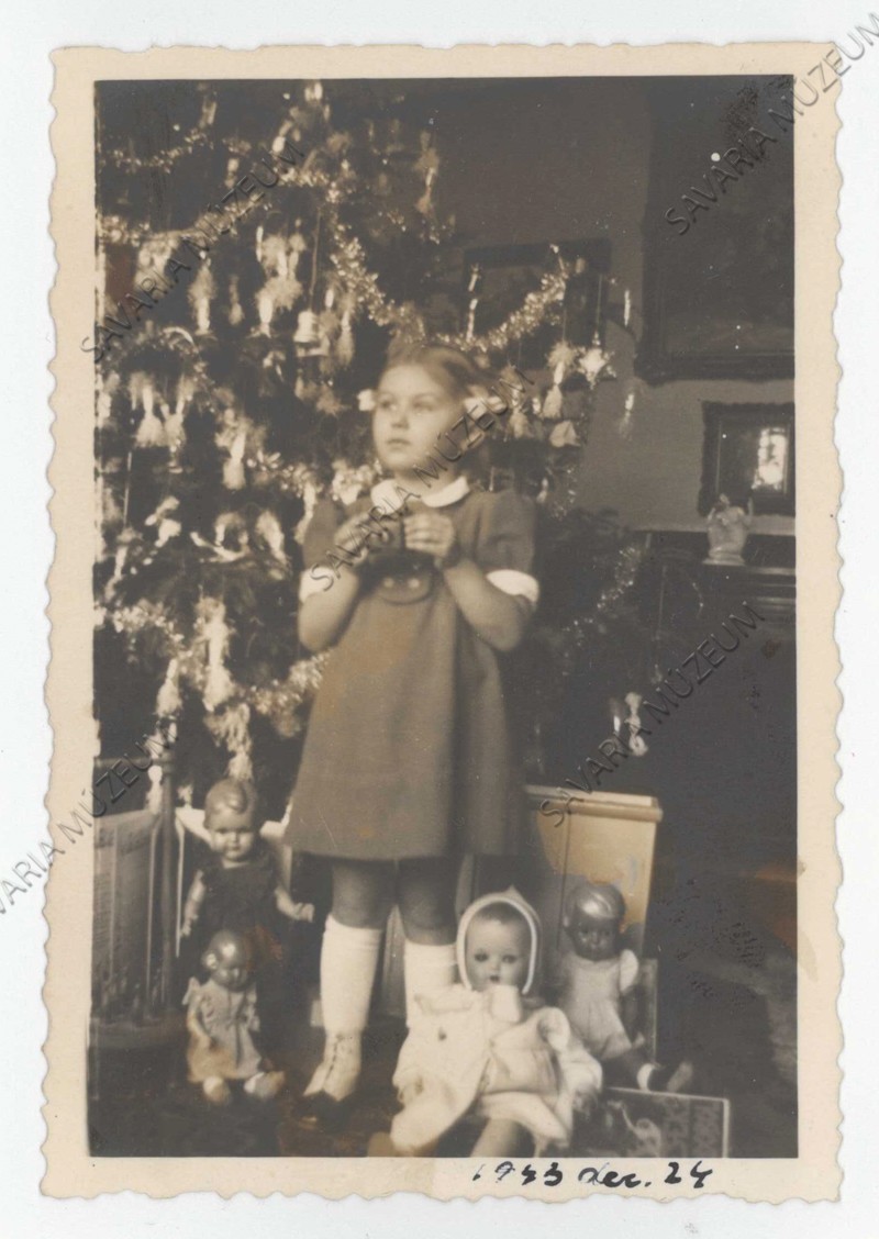 Családi fotó karácsonyi ajándékról (Savaria Megyei Hatókörű Városi Múzeum, Szombathely CC BY-NC-SA)