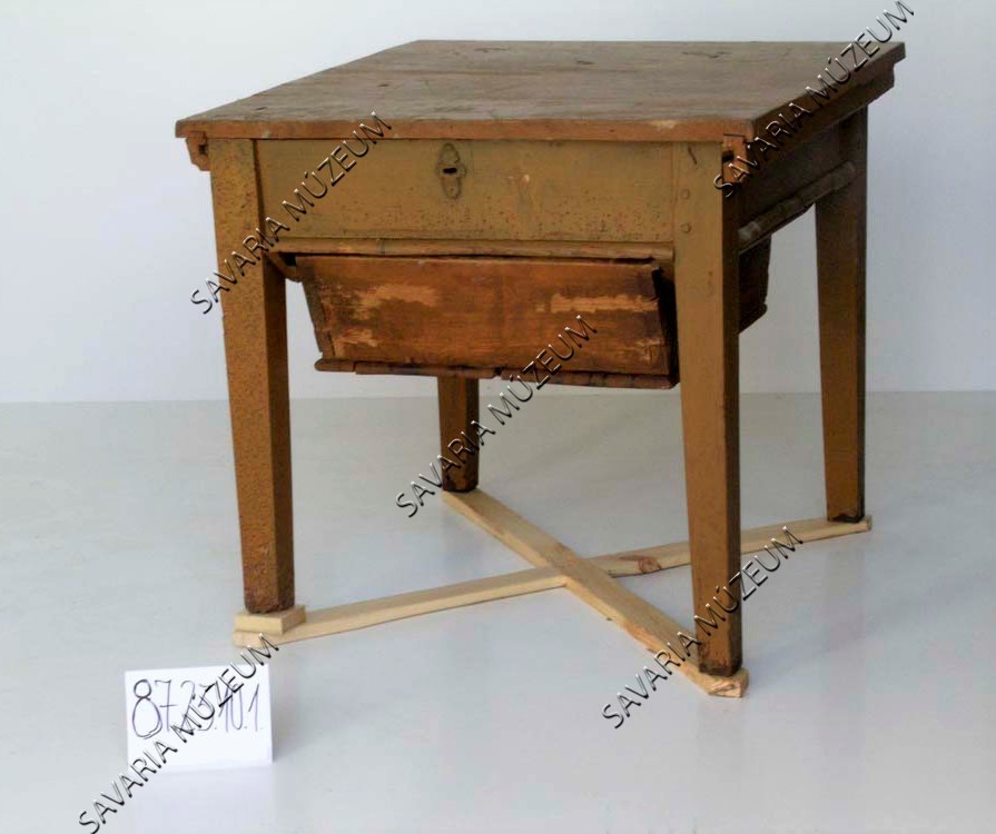 Kamarás asztal teste (Savaria Megyei Hatókörű Városi Múzeum, Szombathely CC BY-NC-SA)