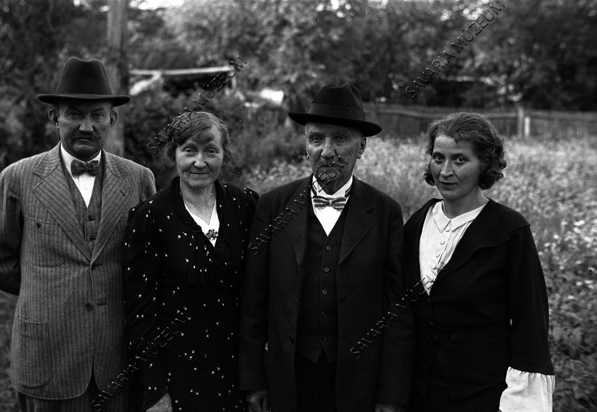 Molnár Lajos családja körében (Savaria Megyei Hatókörű Városi Múzeum, Szombathely CC BY-NC-SA)