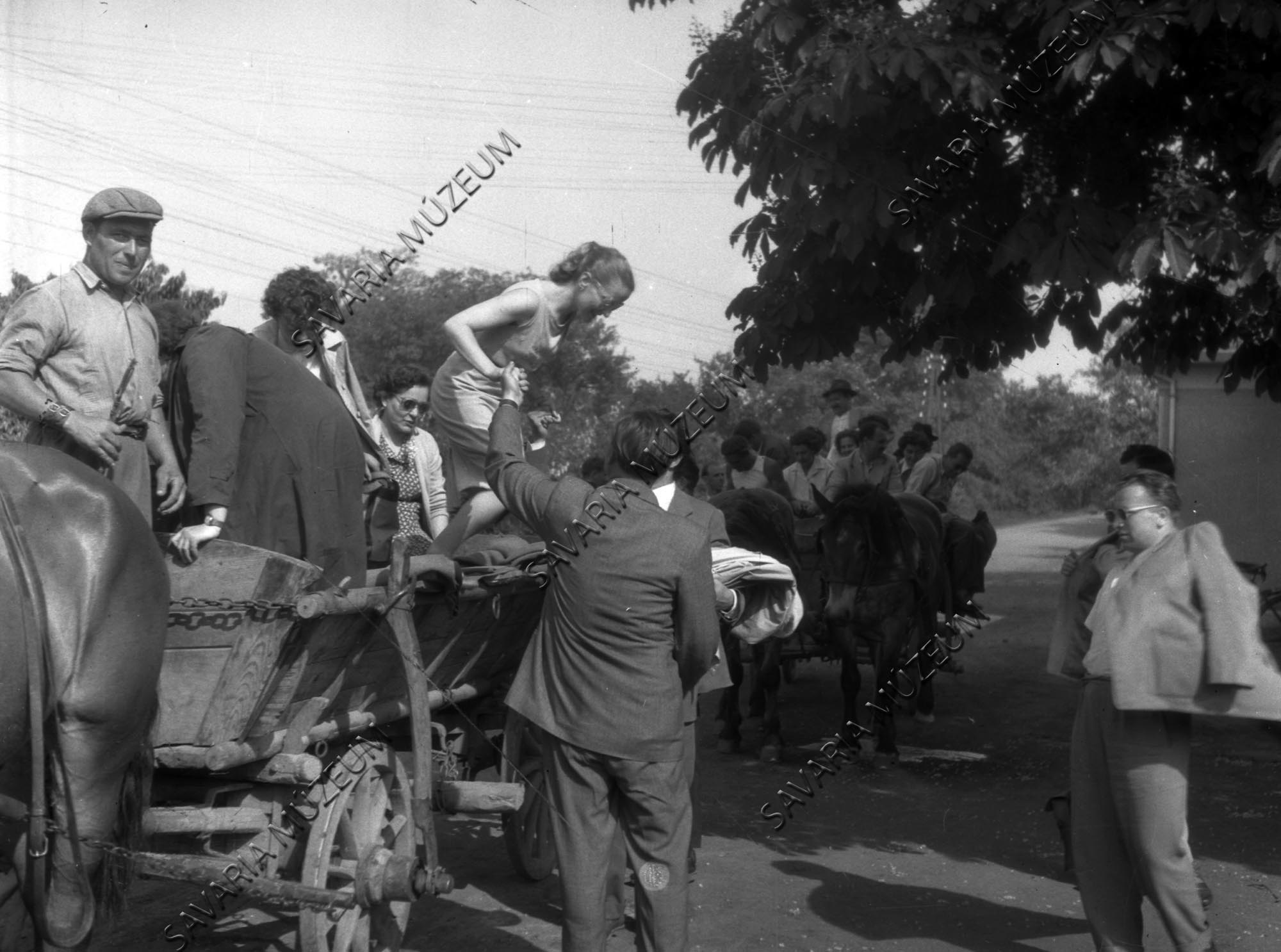 Leszállás a kocsiról (Savaria Megyei Hatókörű Városi Múzeum, Szombathely CC BY-NC-SA)