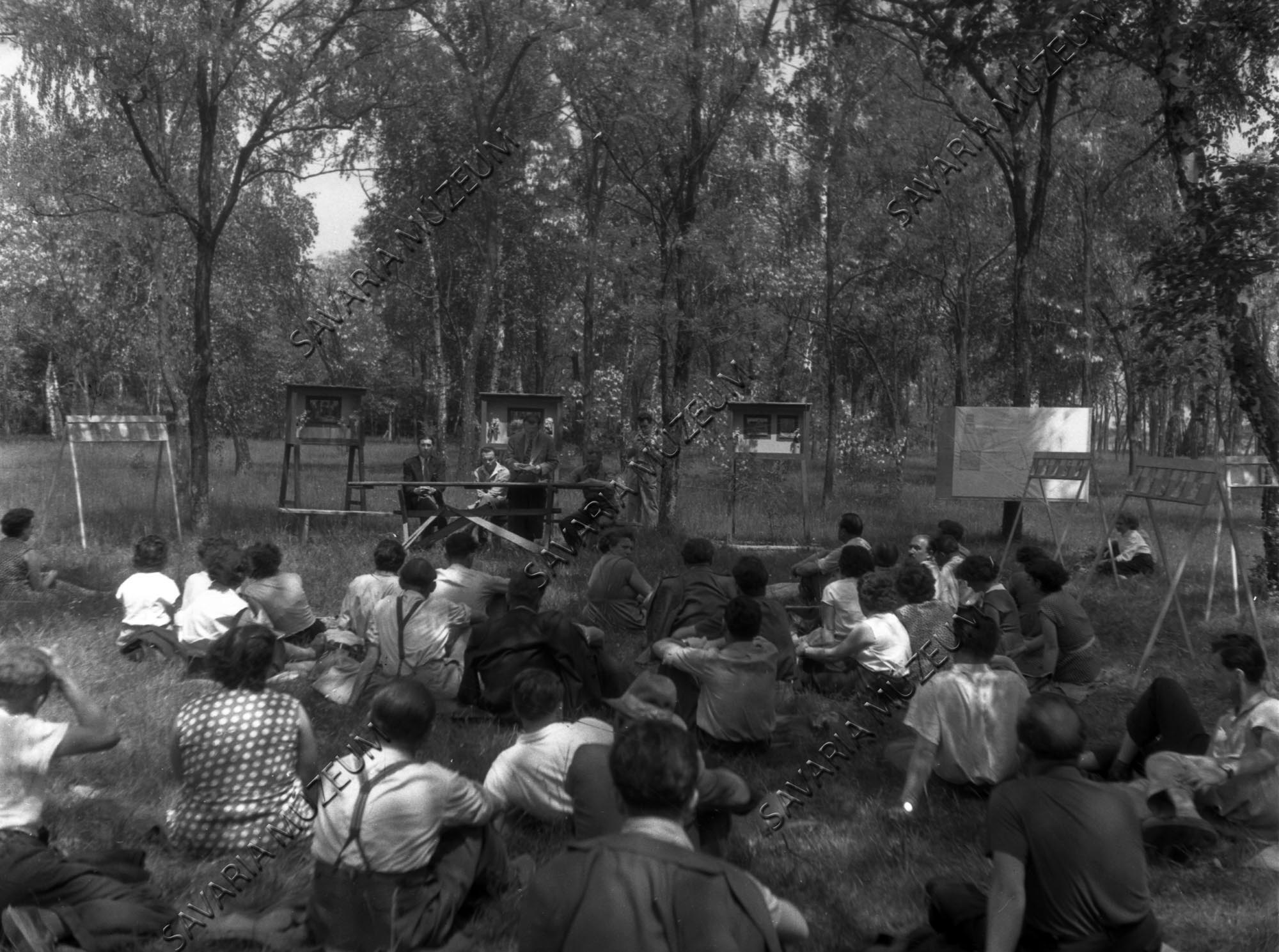 A kirándulás résztvevői az előadást hallgatják (Savaria Megyei Hatókörű Városi Múzeum, Szombathely CC BY-NC-SA)