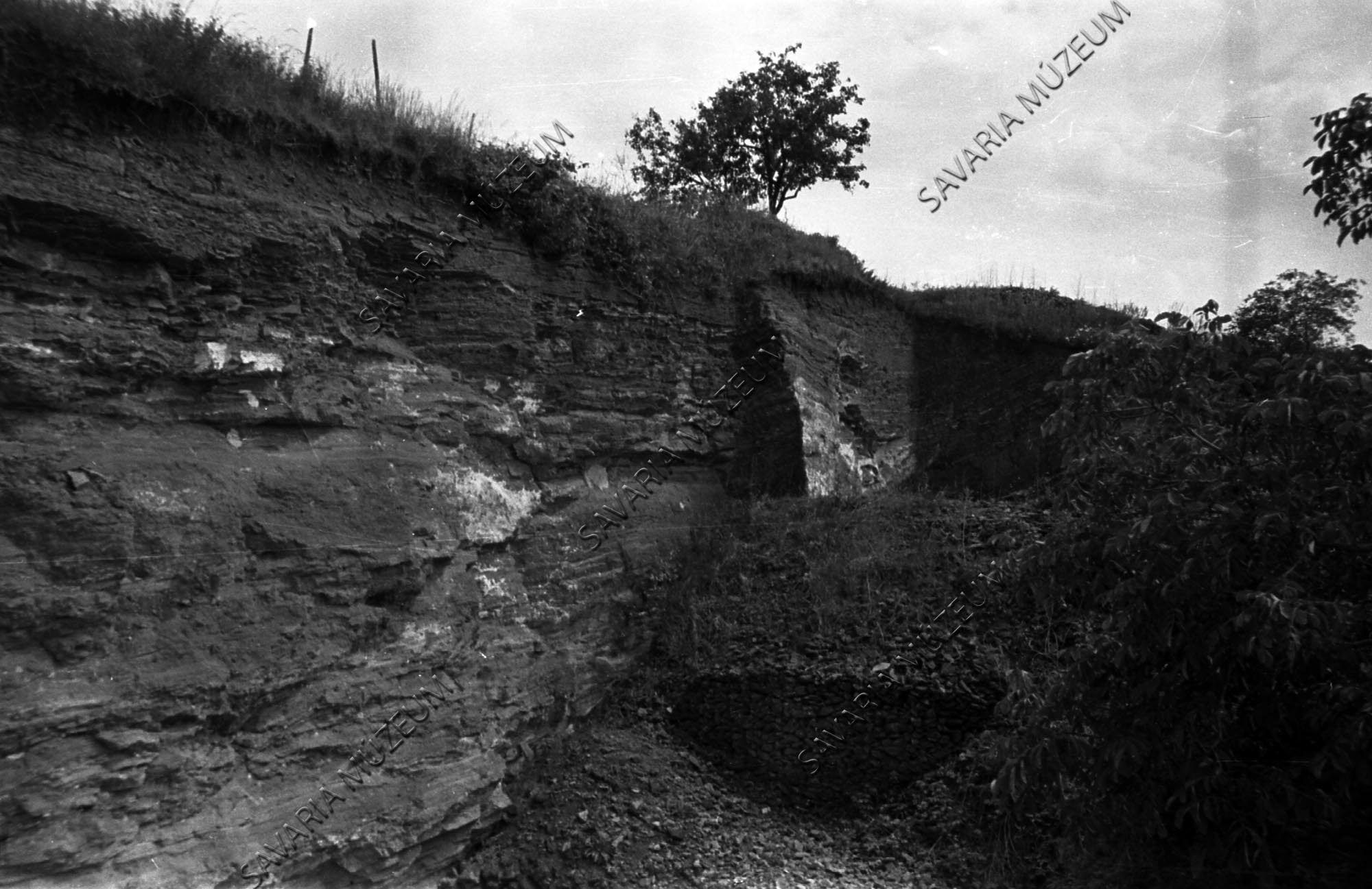 Kőbánya a hegyoldalban (Savaria Megyei Hatókörű Városi Múzeum, Szombathely CC BY-NC-SA)