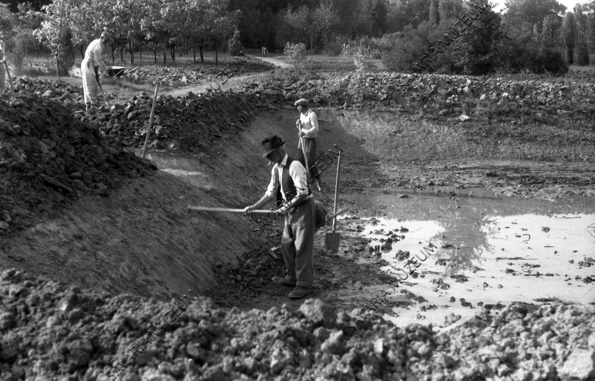 Az új tavak ásása (Savaria Megyei Hatókörű Városi Múzeum, Szombathely CC BY-NC-SA)
