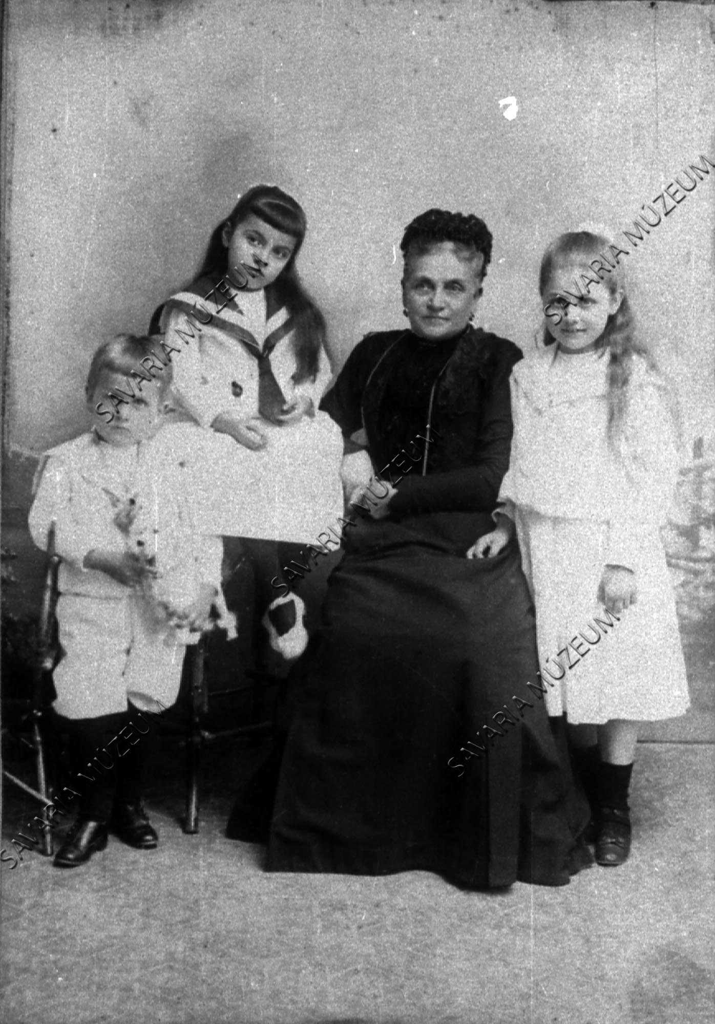 Chernel Kálmánné és unokái (Savaria Megyei Hatókörű Városi Múzeum, Szombathely CC BY-NC-SA)
