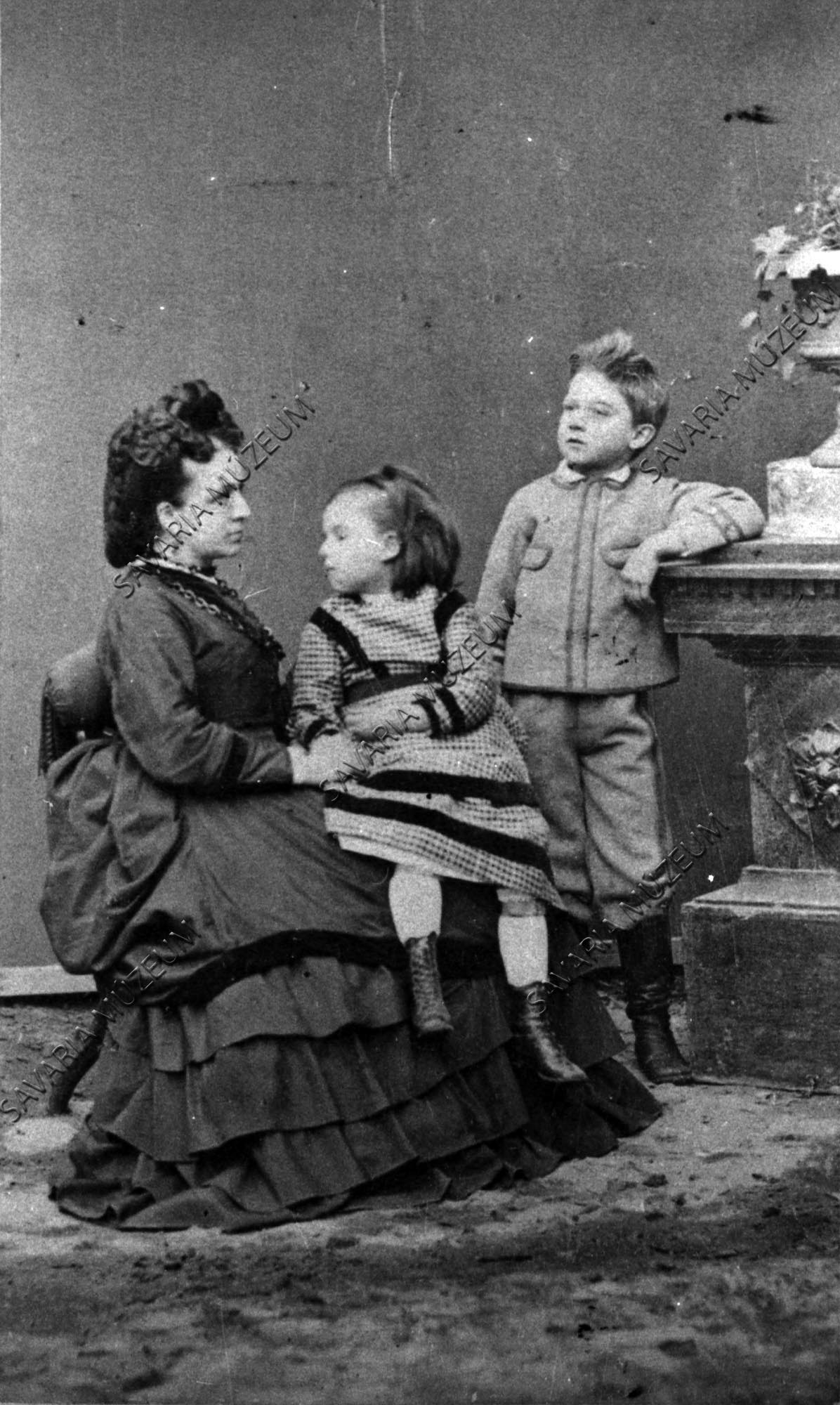 Chernel Kálmánné és gyermekei (Savaria Megyei Hatókörű Városi Múzeum, Szombathely CC BY-NC-SA)