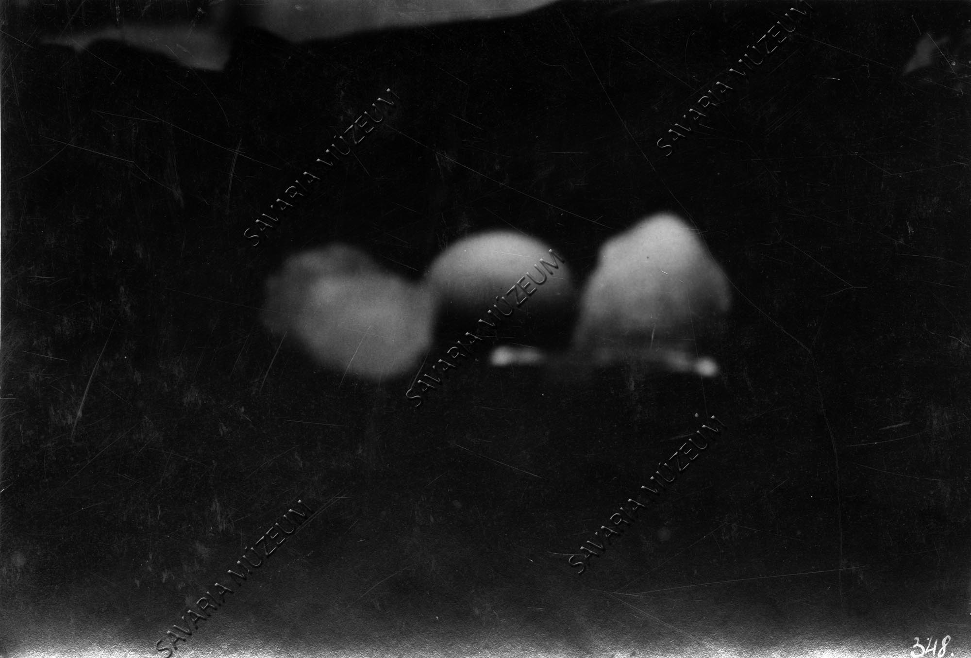 Jégdarabok, középen tyúktojás (Savaria Megyei Hatókörű Városi Múzeum, Szombathely CC BY-NC-SA)