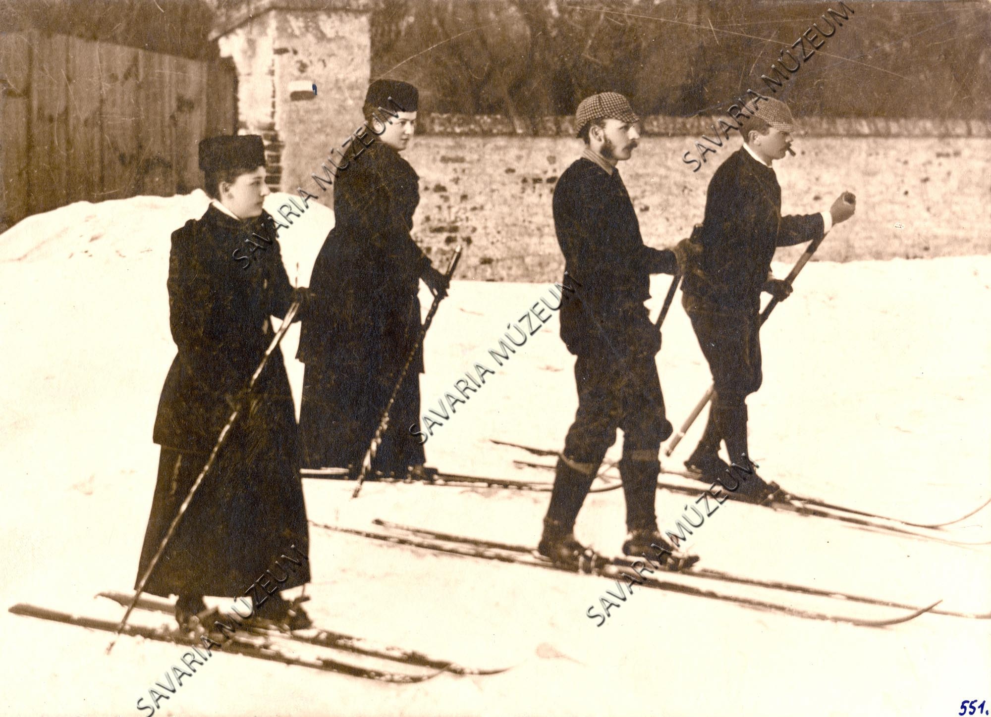 Az első magyar lábszánkázók Kőszegen 1892-ben (Savaria Megyei Hatókörű Városi Múzeum, Szombathely CC BY-NC-SA)