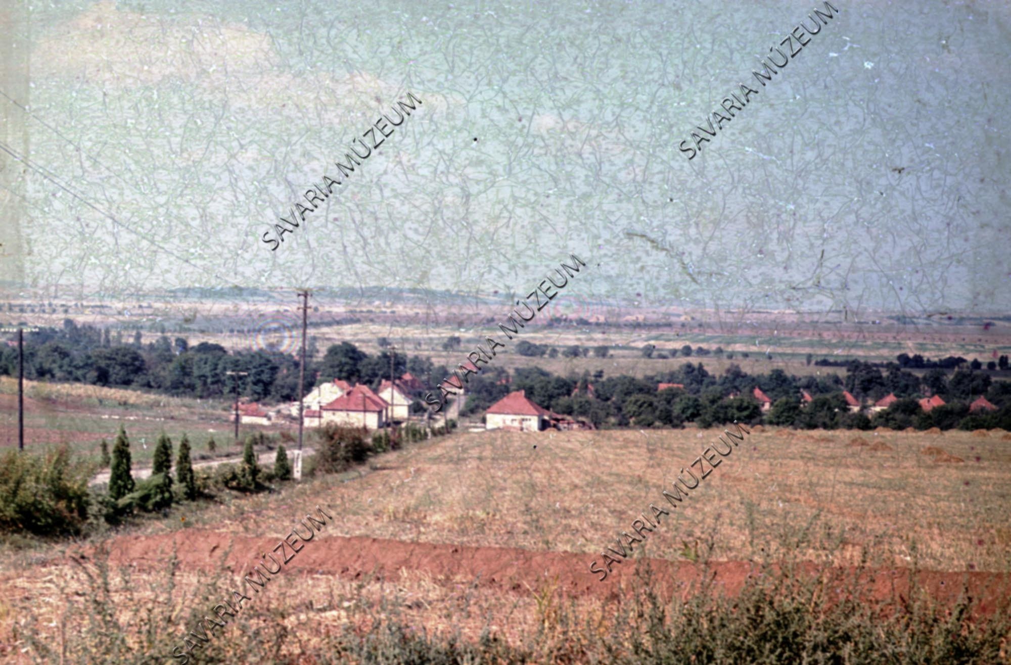 A falu látképe az arborétum kapujából (Savaria Megyei Hatókörű Városi Múzeum, Szombathely CC BY-NC-SA)