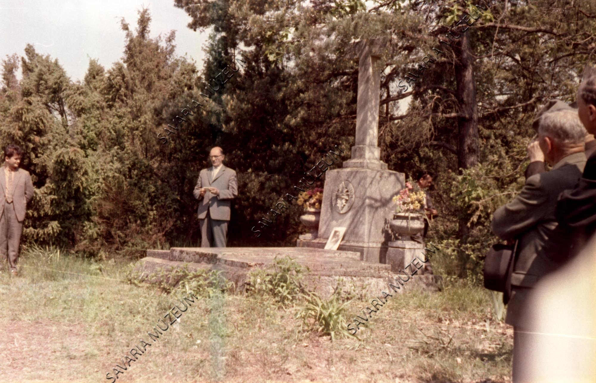 Erdélyi Béla megemlékezését mondja Ambrózy sírjánál (Savaria Megyei Hatókörű Városi Múzeum, Szombathely CC BY-NC-SA)