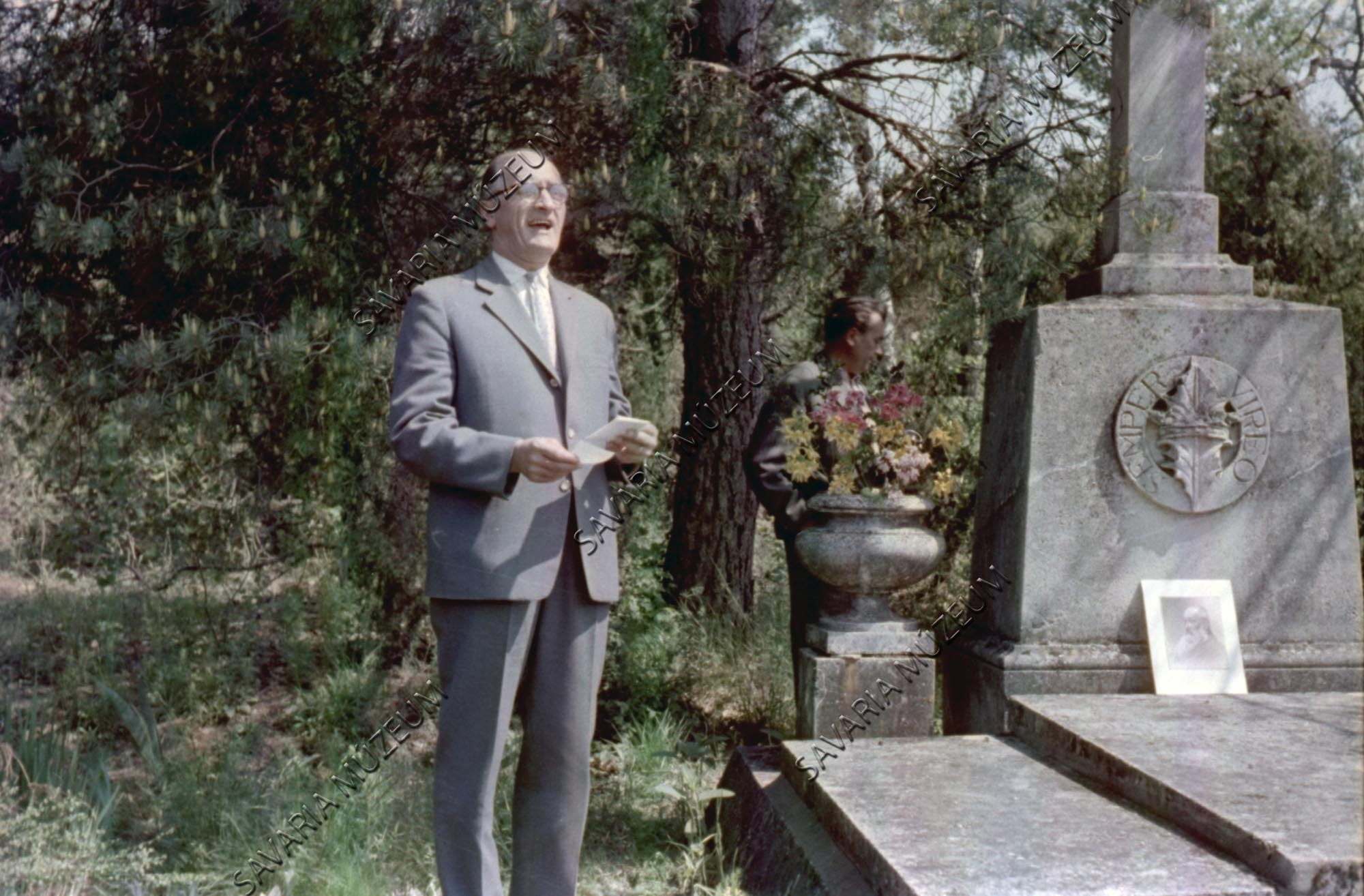 Erdélyi Béla emlékbeszédet mond Ambrózy sírjánál (Savaria Megyei Hatókörű Városi Múzeum, Szombathely CC BY-NC-SA)