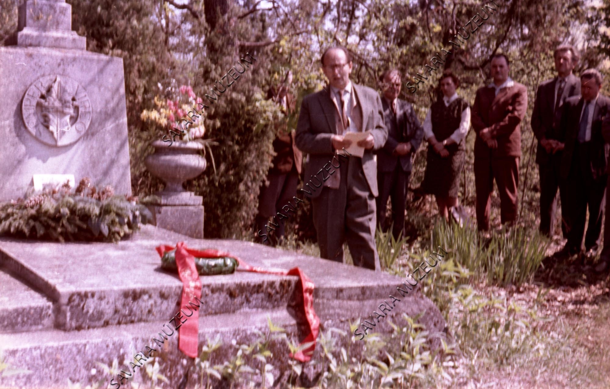Zoltai Ferenc Ambrózy sírjánál emlékbeszédet mond (Savaria Megyei Hatókörű Városi Múzeum, Szombathely CC BY-NC-SA)