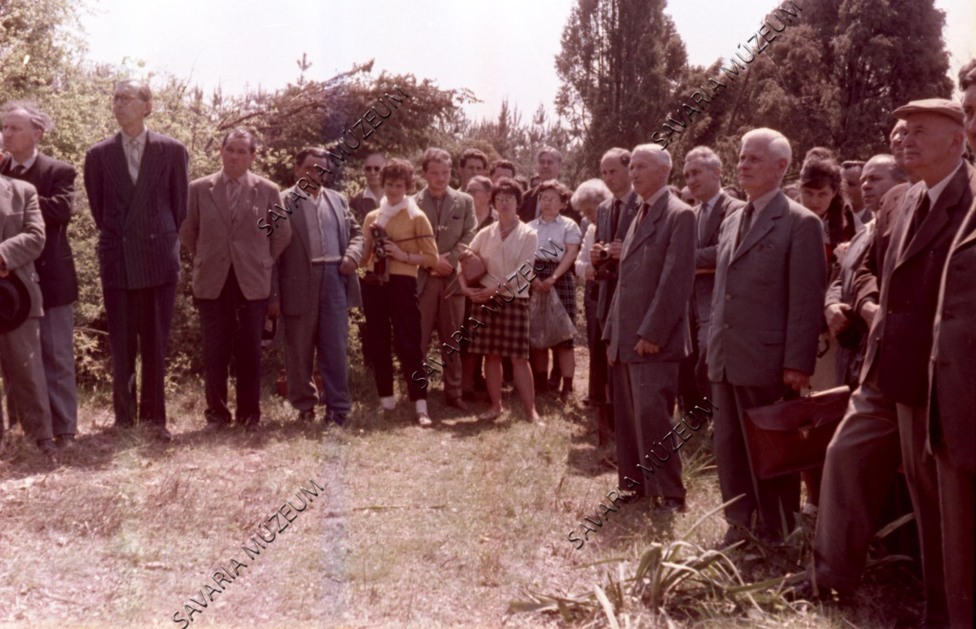 Jeli nap részvevői Ambrózy sírjánál a megemlékezést hallgatják (Savaria Megyei Hatókörű Városi Múzeum, Szombathely CC BY-NC-SA)
