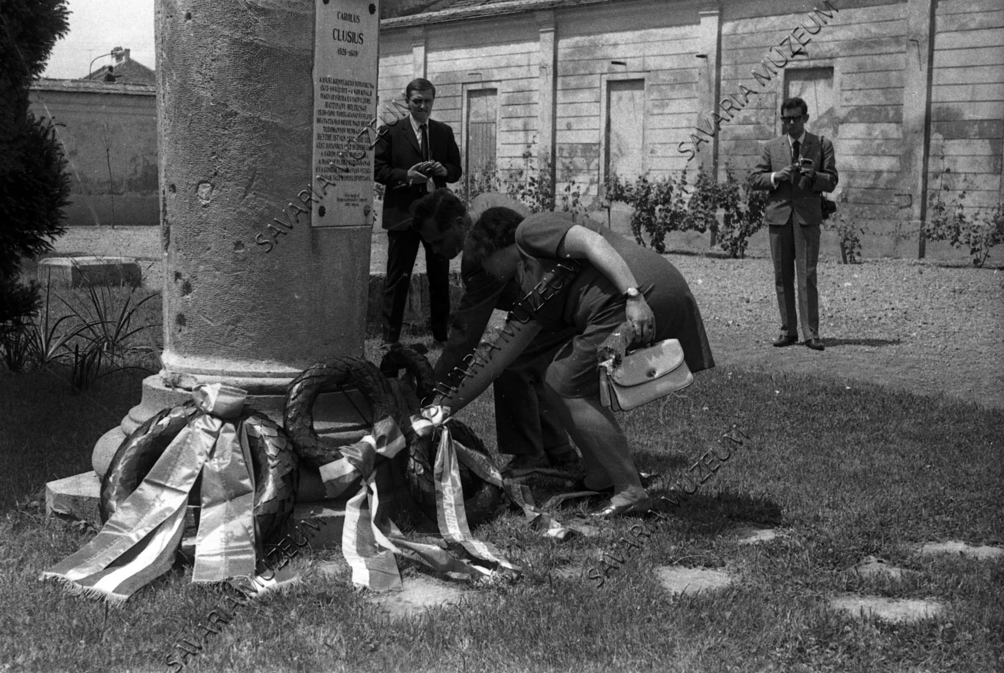 Koszorúzás az emlékoszlopnál (Savaria Megyei Hatókörű Városi Múzeum, Szombathely CC BY-NC-SA)