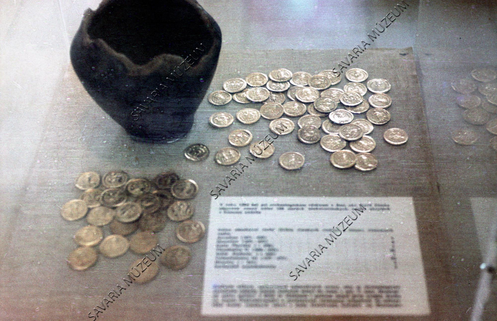 Arany pénzlelet (magyar) a várbeli kiállításon (Savaria Megyei Hatókörű Városi Múzeum, Szombathely CC BY-NC-SA)