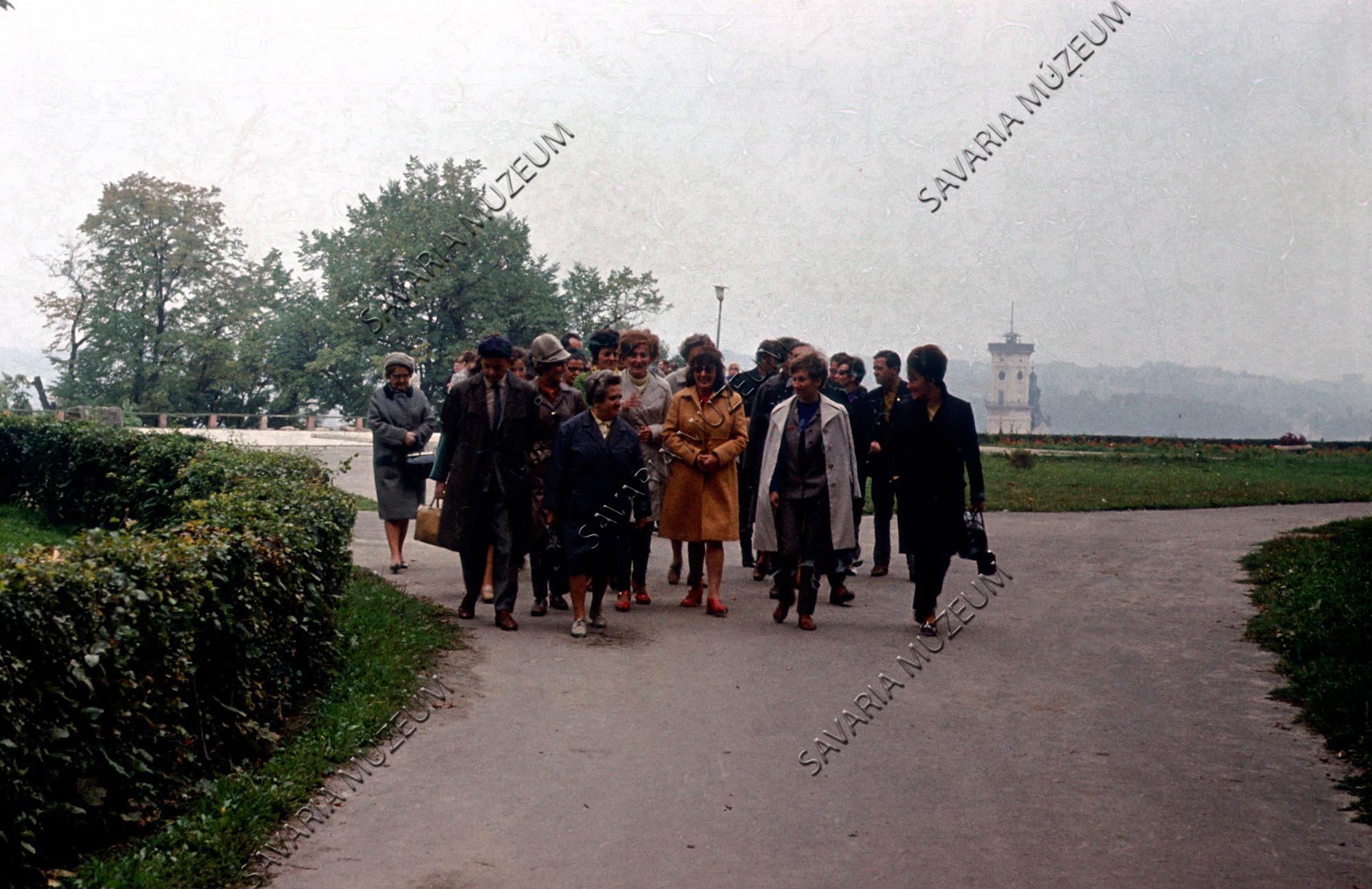Kirándulók csoportja (Savaria Megyei Hatókörű Városi Múzeum, Szombathely CC BY-NC-SA)