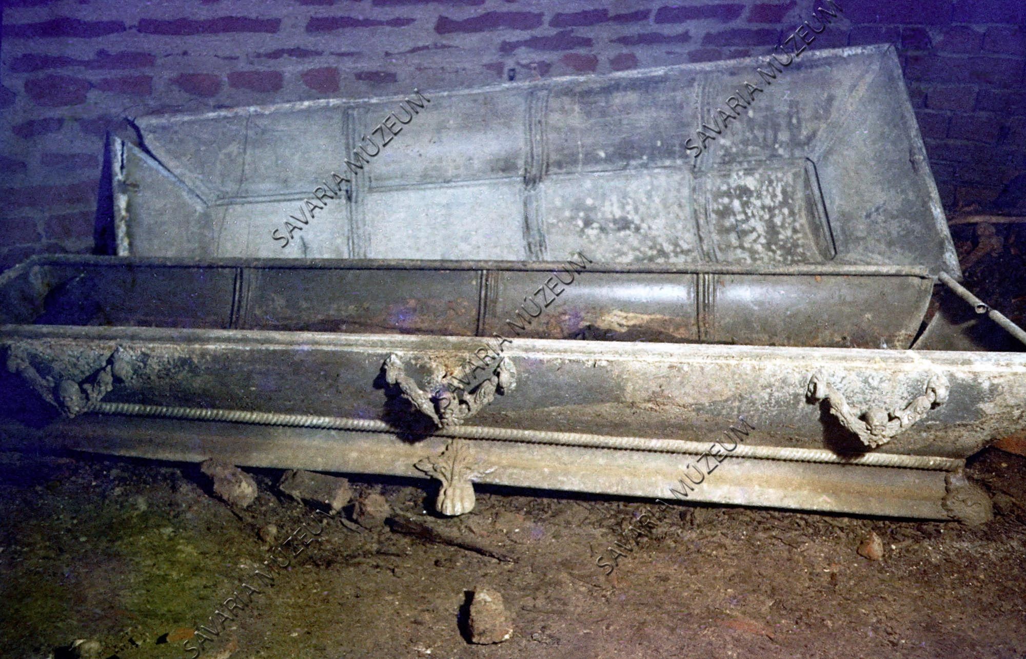 Felnyitott koporsó a kriptában (Savaria Megyei Hatókörű Városi Múzeum, Szombathely CC BY-NC-SA)
