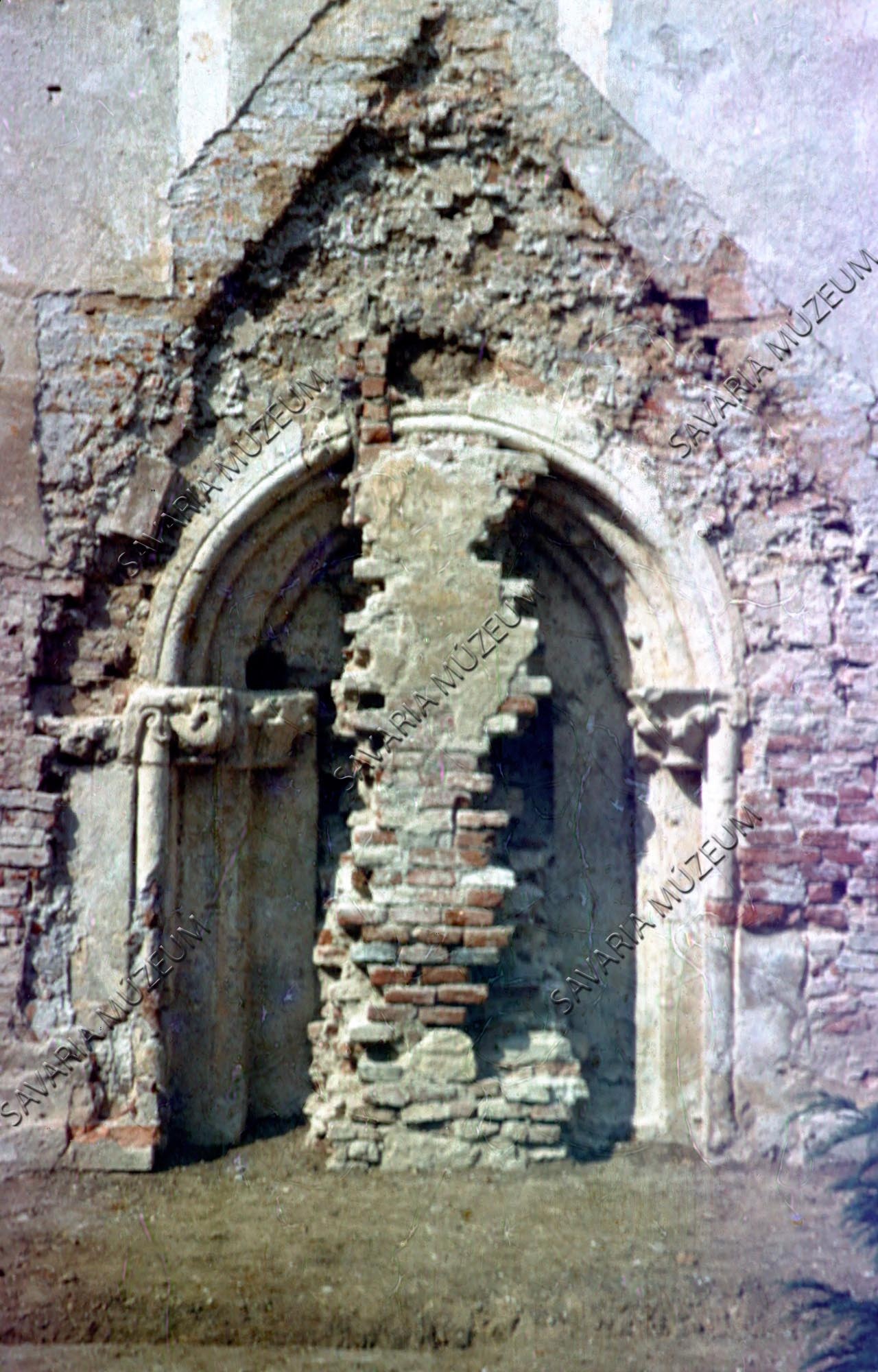 Templom kibontott középkori kapuzata (Savaria Megyei Hatókörű Városi Múzeum, Szombathely CC BY-NC-SA)