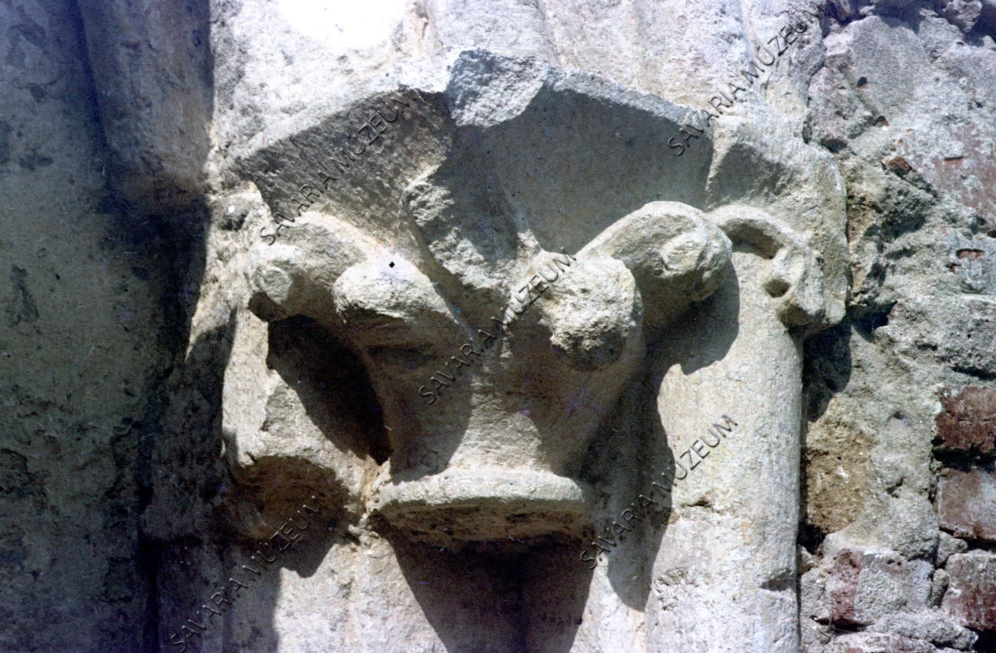 Oszlopfő töredék (Savaria Megyei Hatókörű Városi Múzeum, Szombathely CC BY-NC-SA)