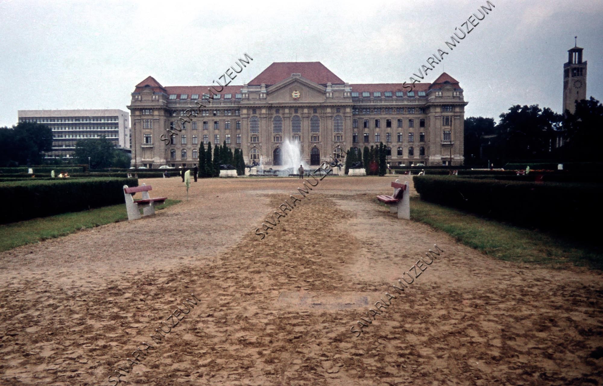Egyetem épülete a parkkal (Savaria Megyei Hatókörű Városi Múzeum, Szombathely CC BY-NC-SA)