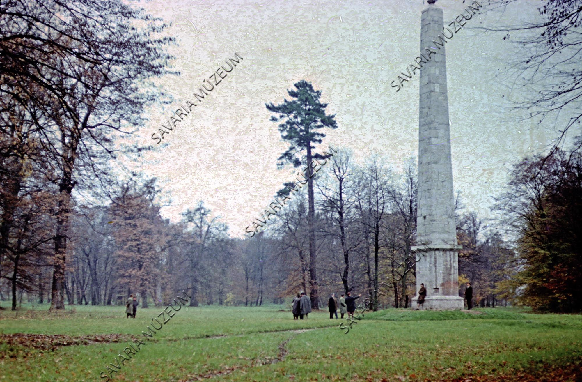 Park részlet az obeliszkkel (Savaria Megyei Hatókörű Városi Múzeum, Szombathely CC BY-NC-SA)