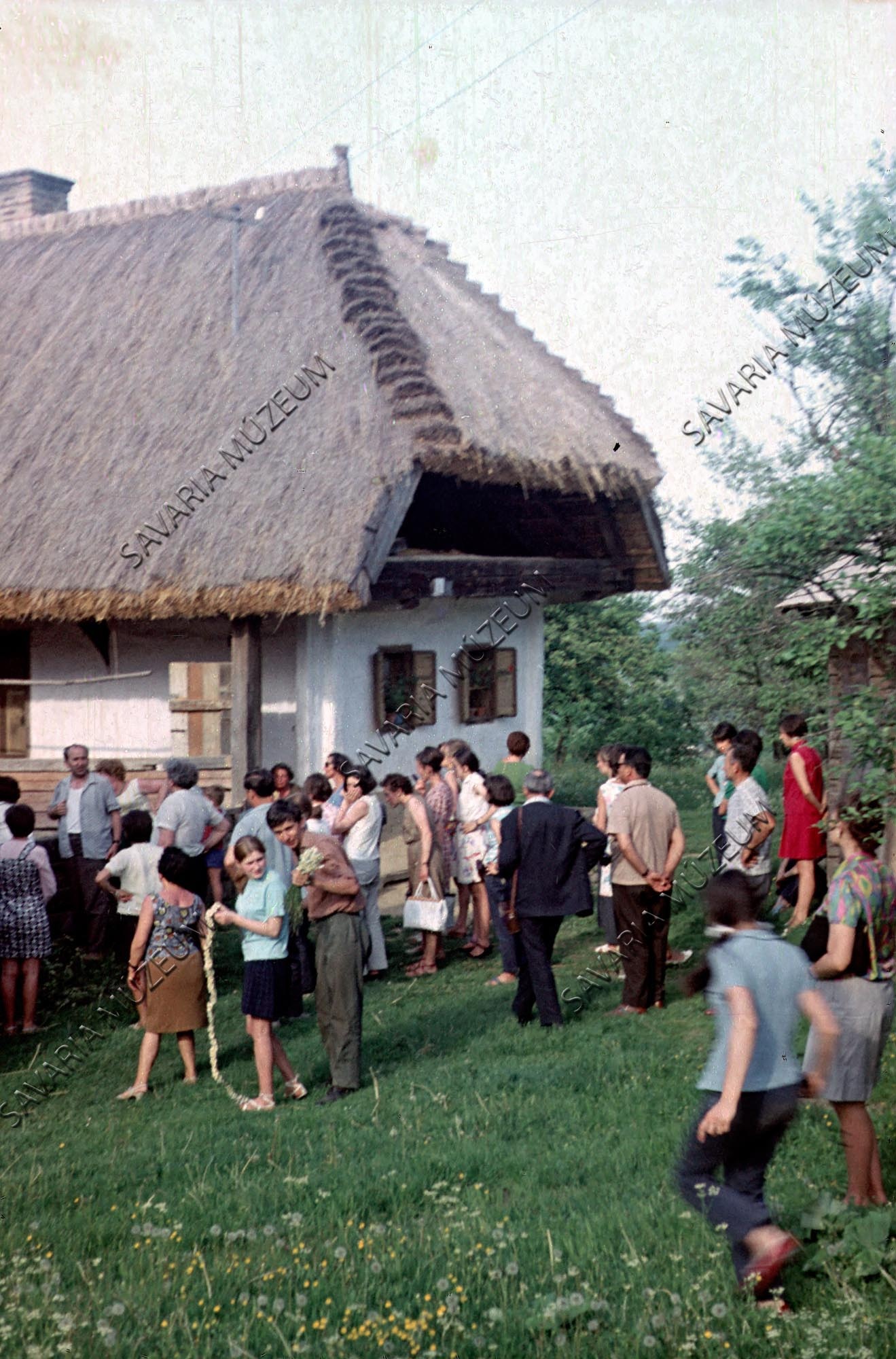Kirándulók a kerített háznál (Savaria Megyei Hatókörű Városi Múzeum, Szombathely CC BY-NC-SA)