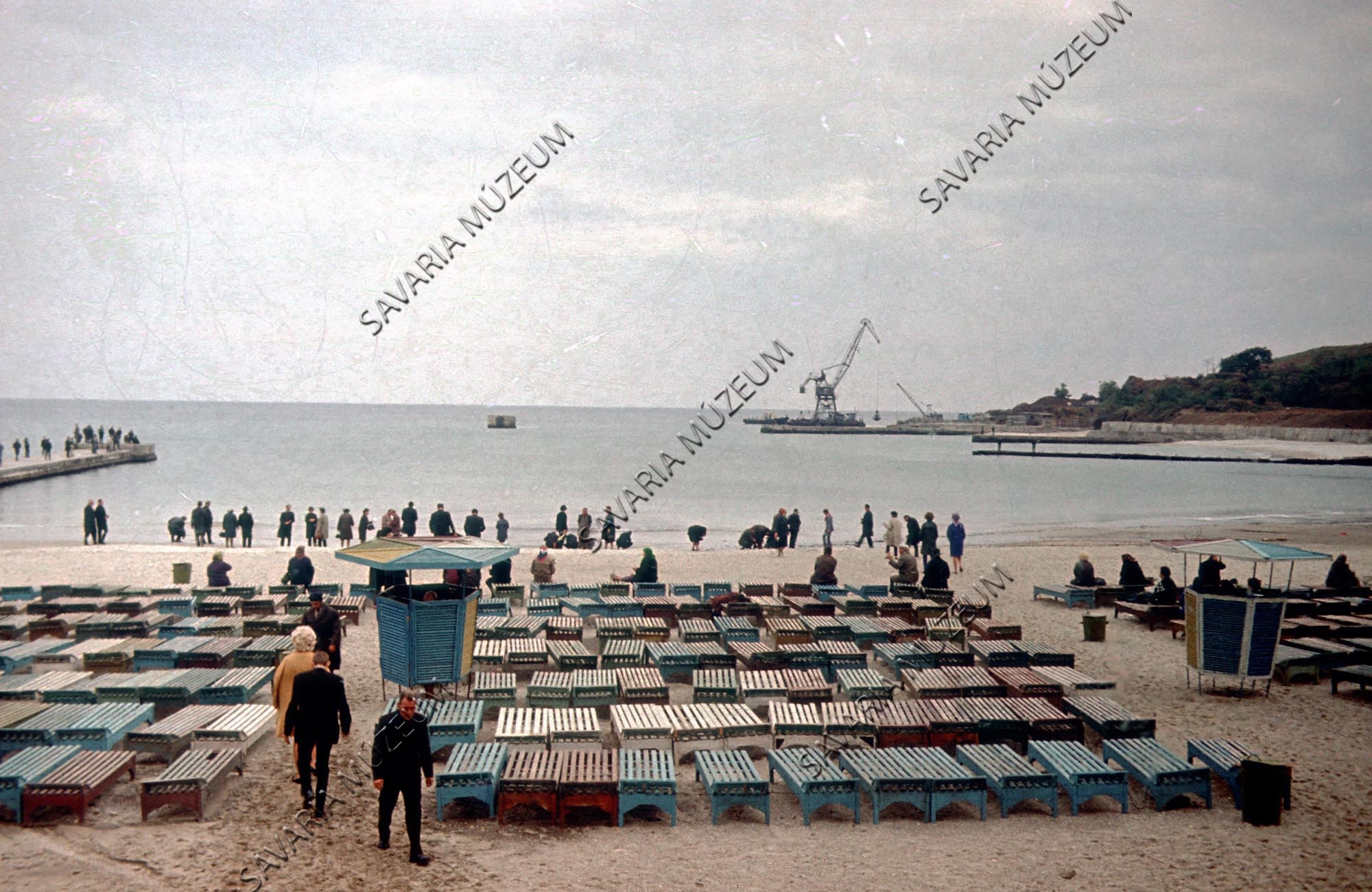Strand a tengerparton (Savaria Megyei Hatókörű Városi Múzeum, Szombathely CC BY-NC-SA)